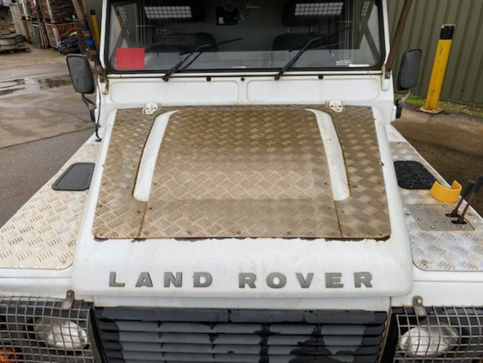 1 Owner 2011 Land Rover Defender 110 Puma hardtop 4x4 Utility vehicle (mobile workshop) - Image 27 of 51
