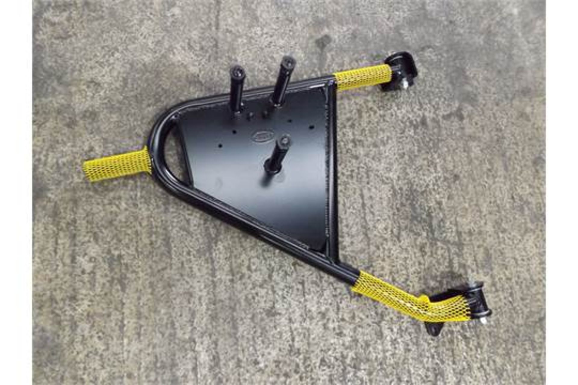 You are bidding on a Land Rover Swing Out Spare Wheel Carrier Kit VPLDR0130. It is new old stock - Image 3 of 10