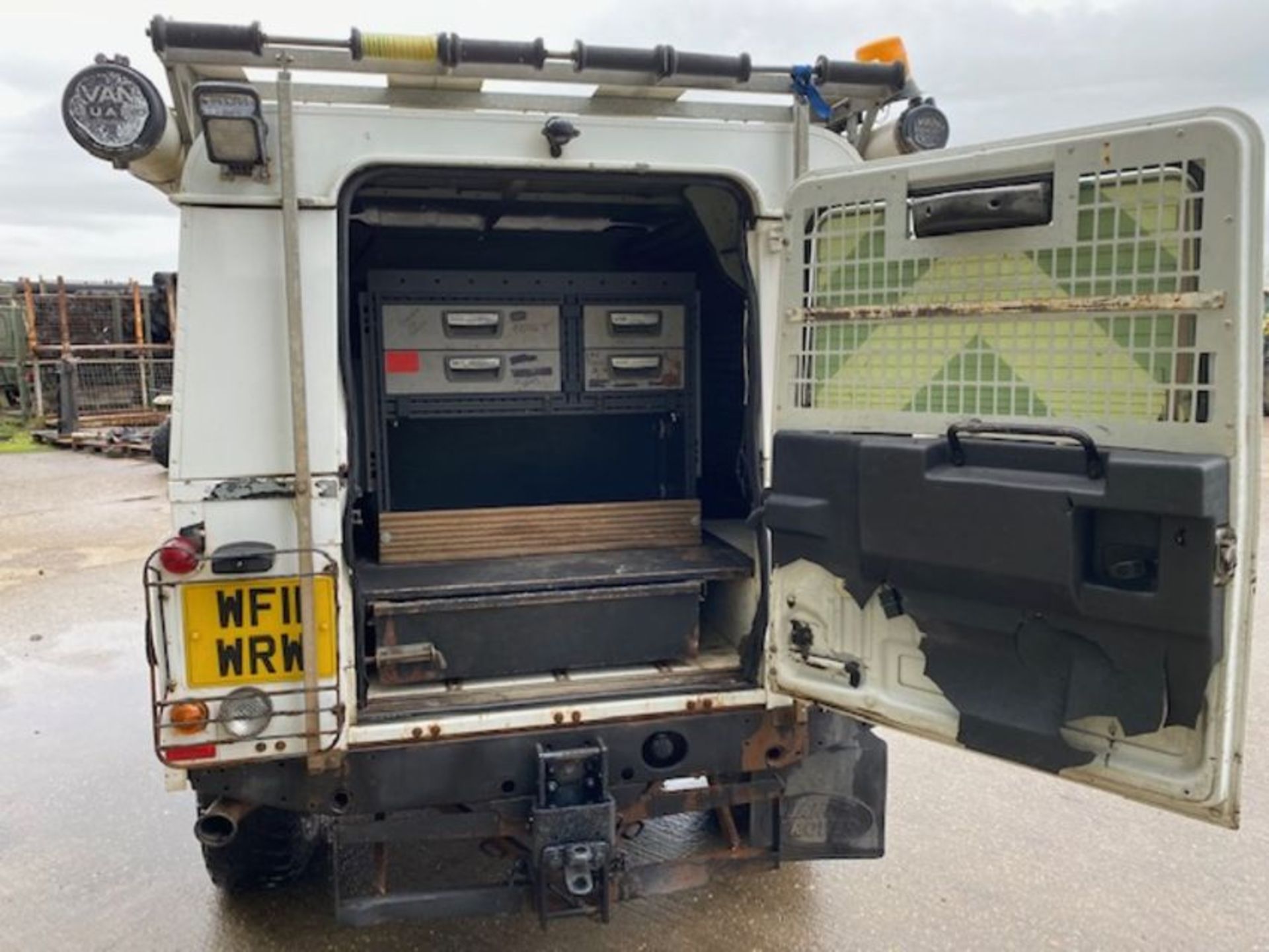 1 Owner 2011 Land Rover Defender 110 Puma hardtop 4x4 Utility vehicle (mobile workshop) - Image 24 of 51