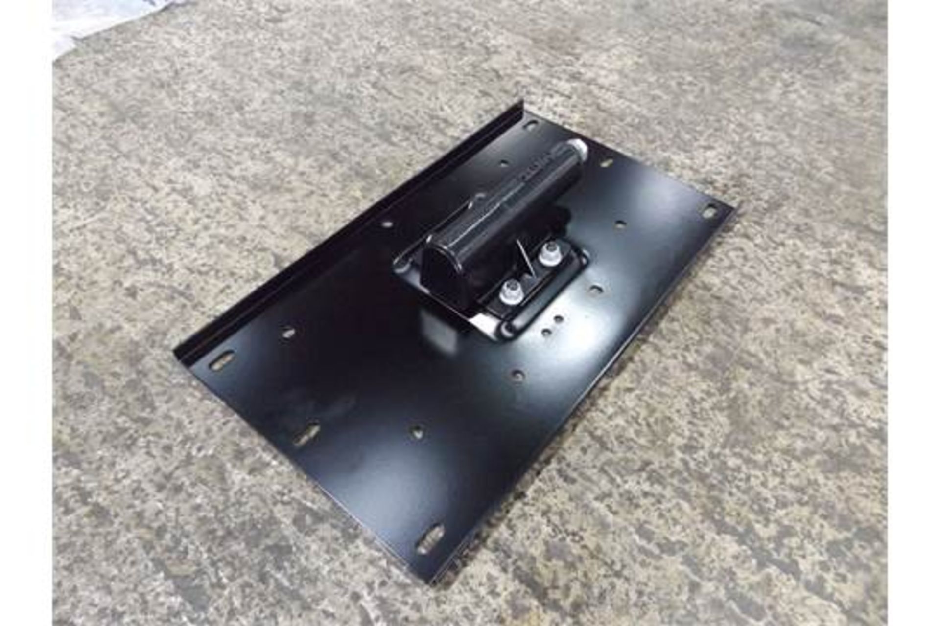 You are bidding on a Land Rover Swing Out Spare Wheel Carrier Kit VPLDR0130. It is new old stock - Image 6 of 10