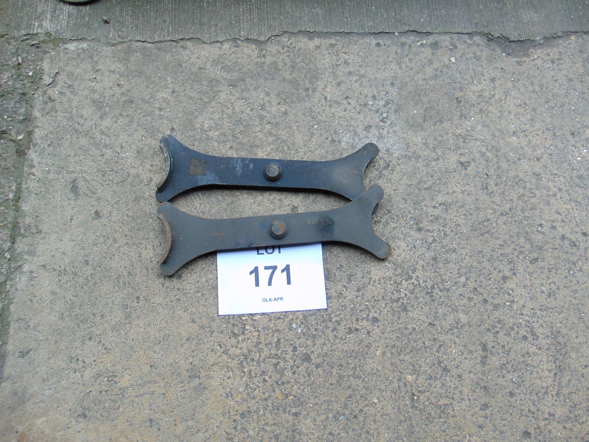 1x Pir of CVRT Track Removal Tools