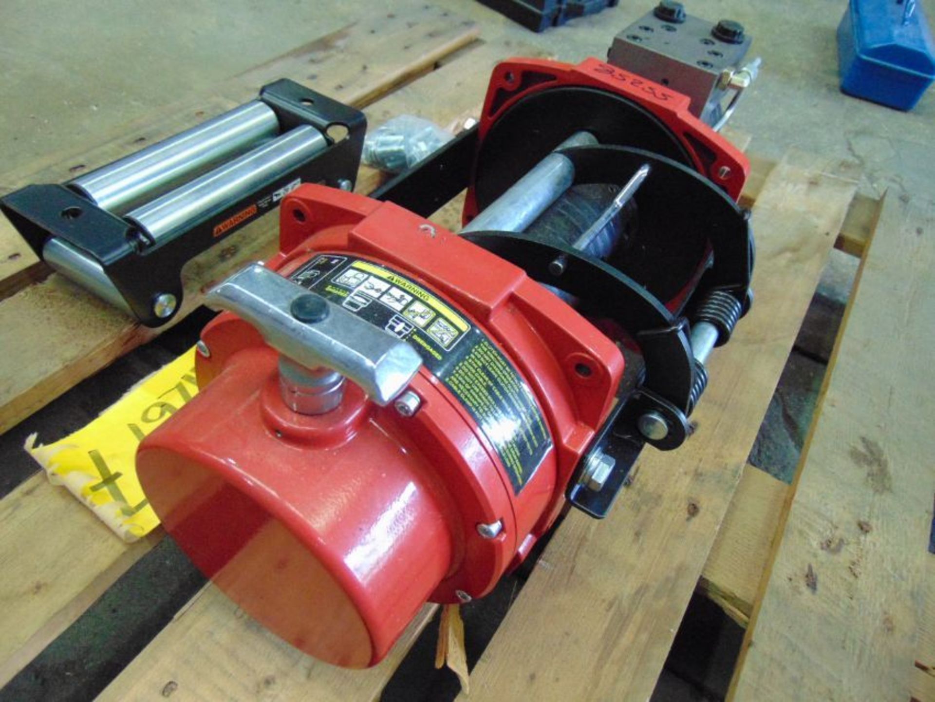 New Unused 8000Kg Hydraulic Winch - Image 4 of 6