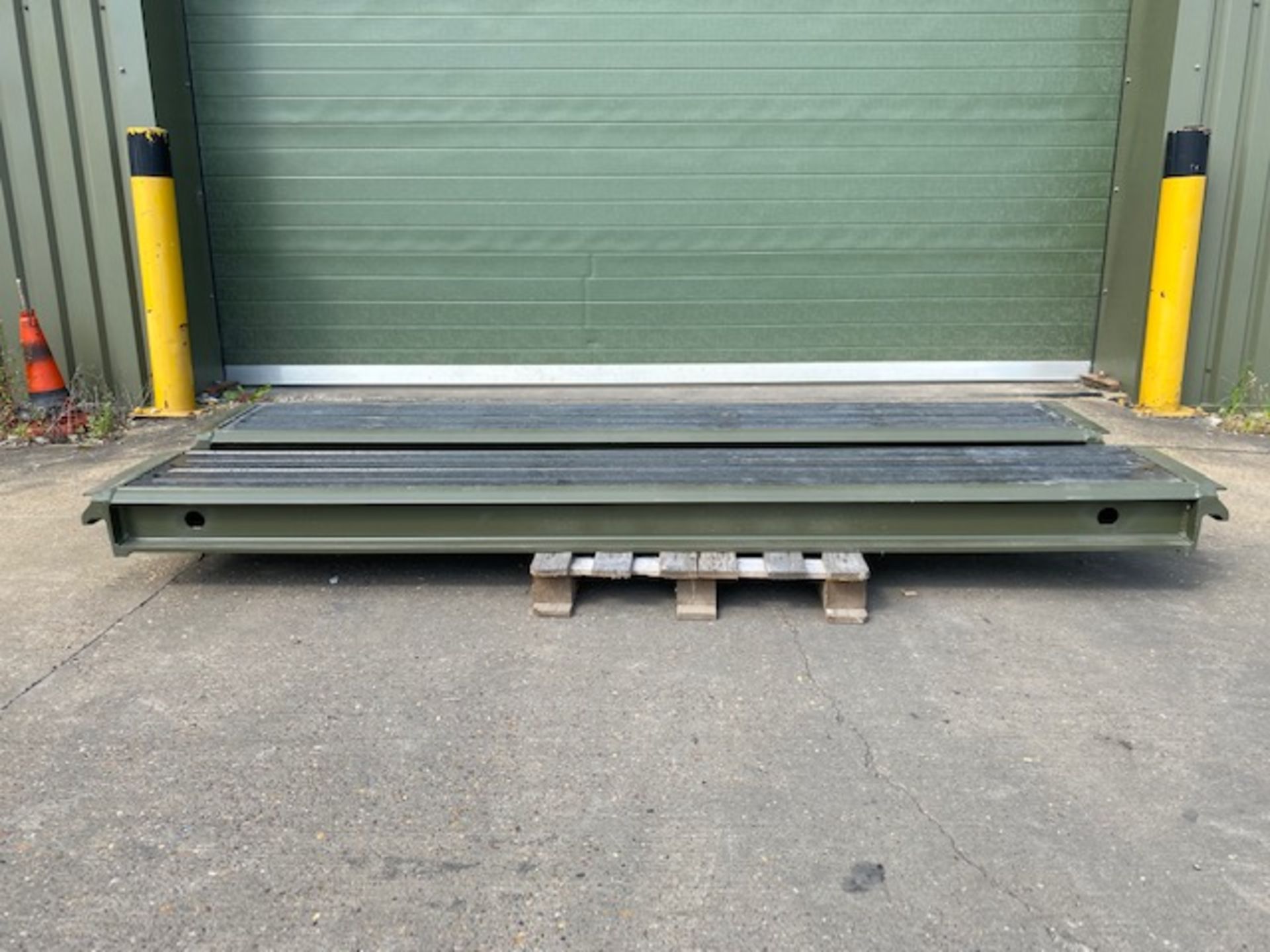 Pair of Heavy duty Aluminium Infill Decks/Ramps - Image 3 of 8