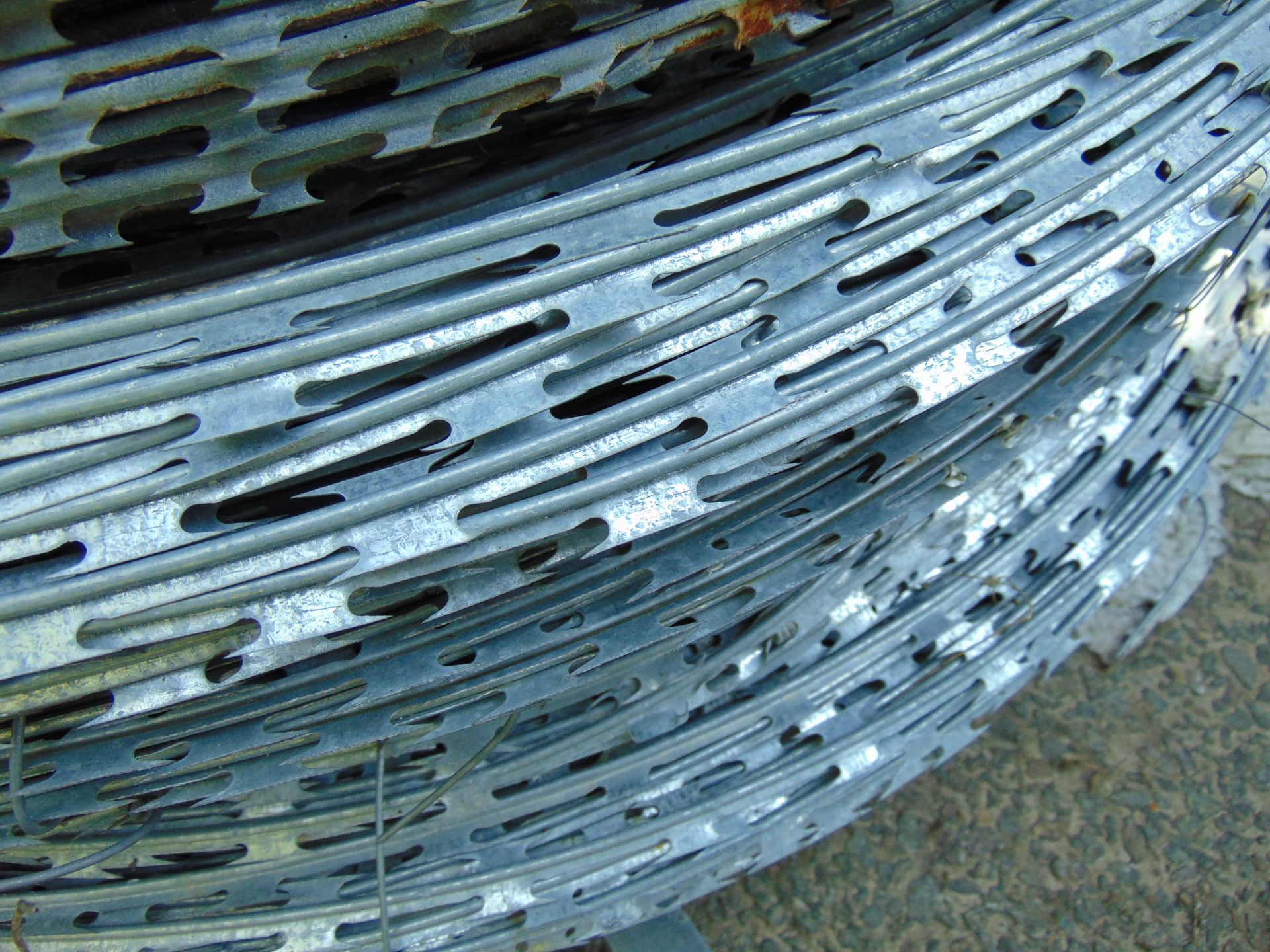 1 x Large Pallet of MoD Concertina Razor Wire Unissued - Image 3 of 3