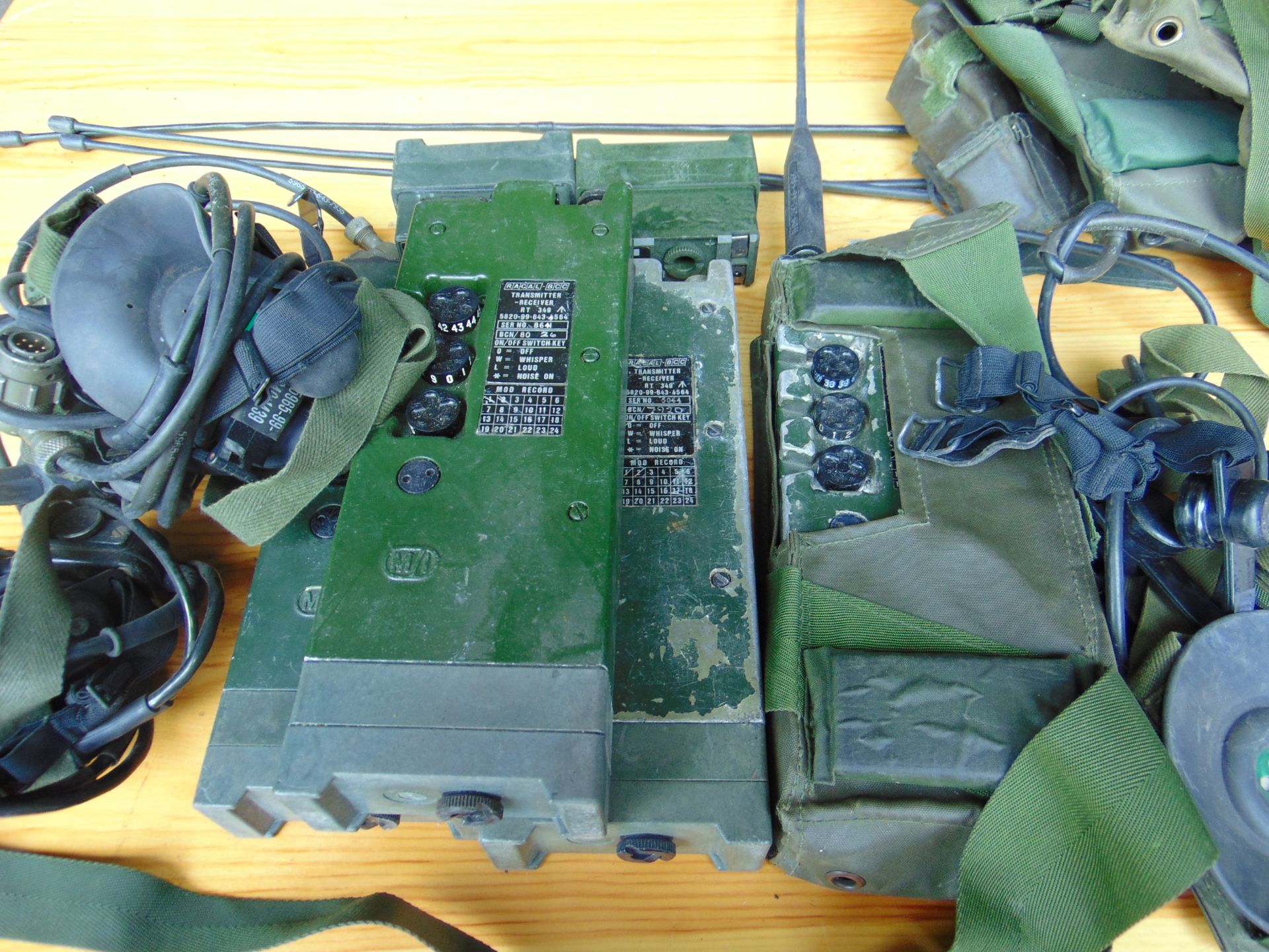 4x Clansman RT 349 Transmitter Receiver c/w Headsets, Battery Packs, Antenna and Pouch - Image 3 of 4