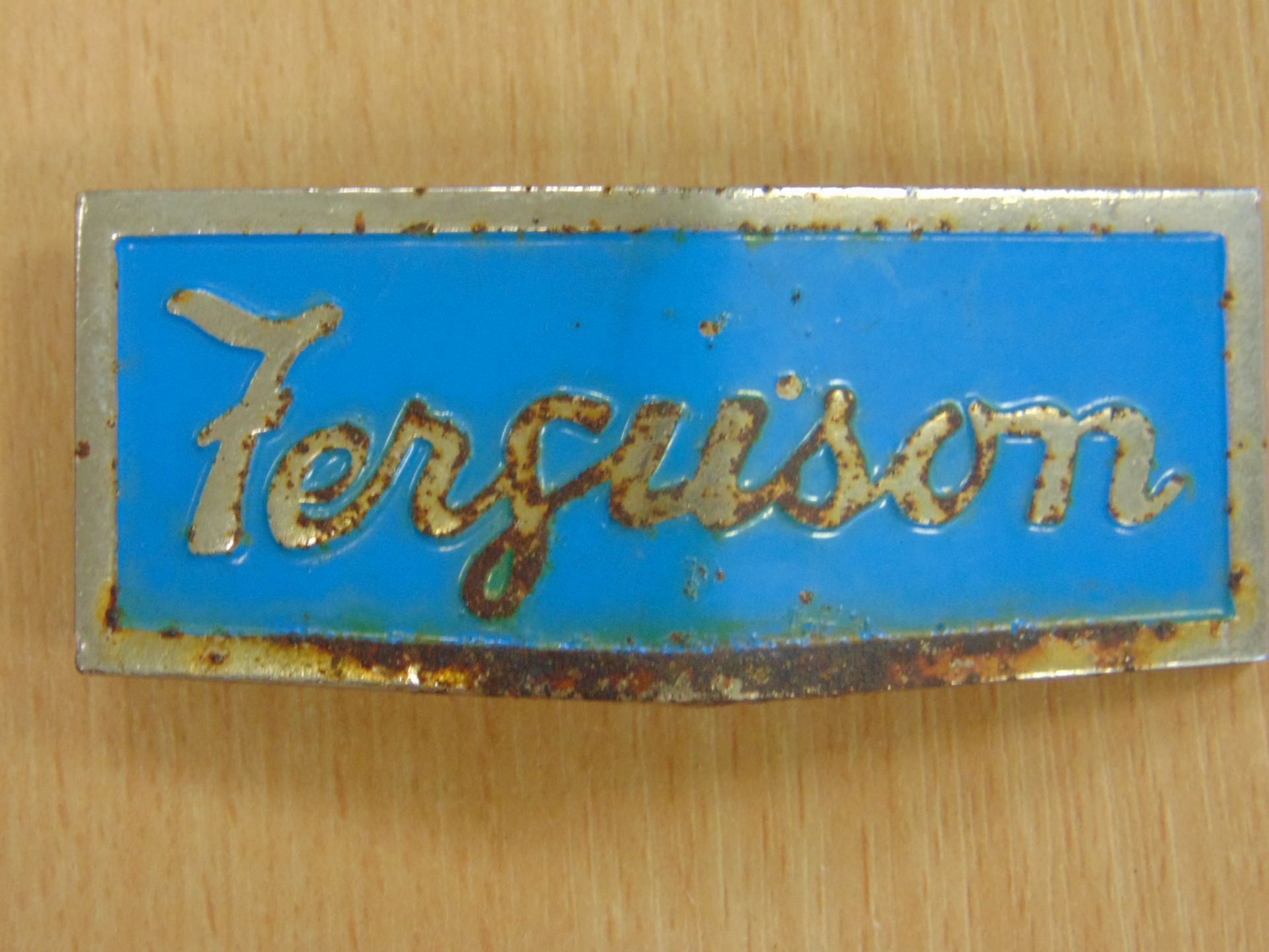 GENUINE FERGUSON TE20 (GREY FERGIE) TRACTOR BOUNET BADGE - Image 2 of 4