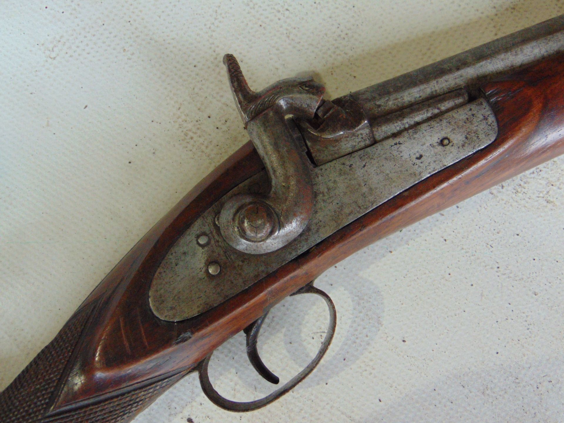 BRITISH FLINT LOCK CARBINE RIFLE WITH ORIGINAL MARKS, RODS, ETC - Image 3 of 9