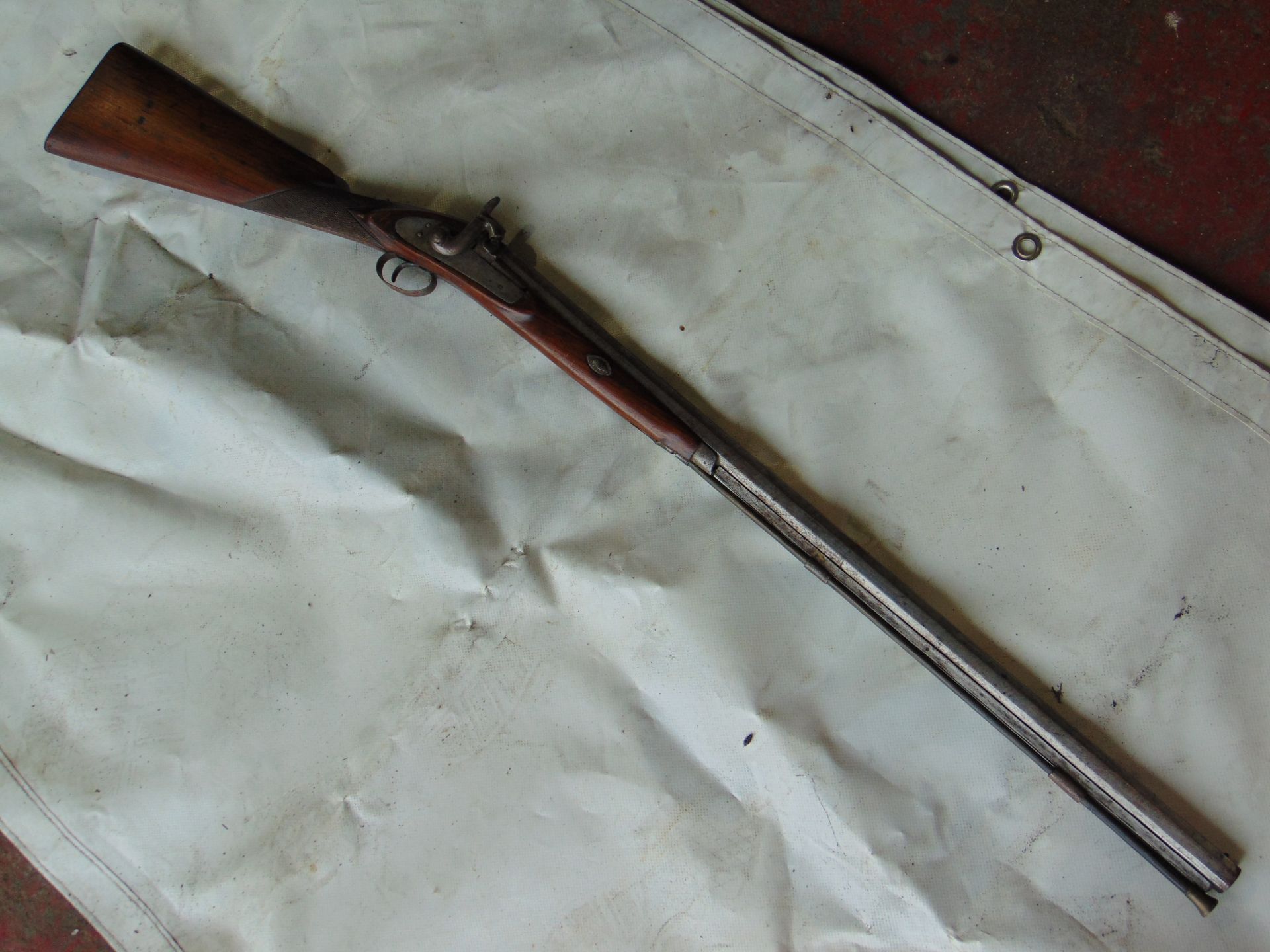 BRITISH FLINT LOCK CARBINE RIFLE WITH ORIGINAL MARKS, RODS, ETC - Image 2 of 9