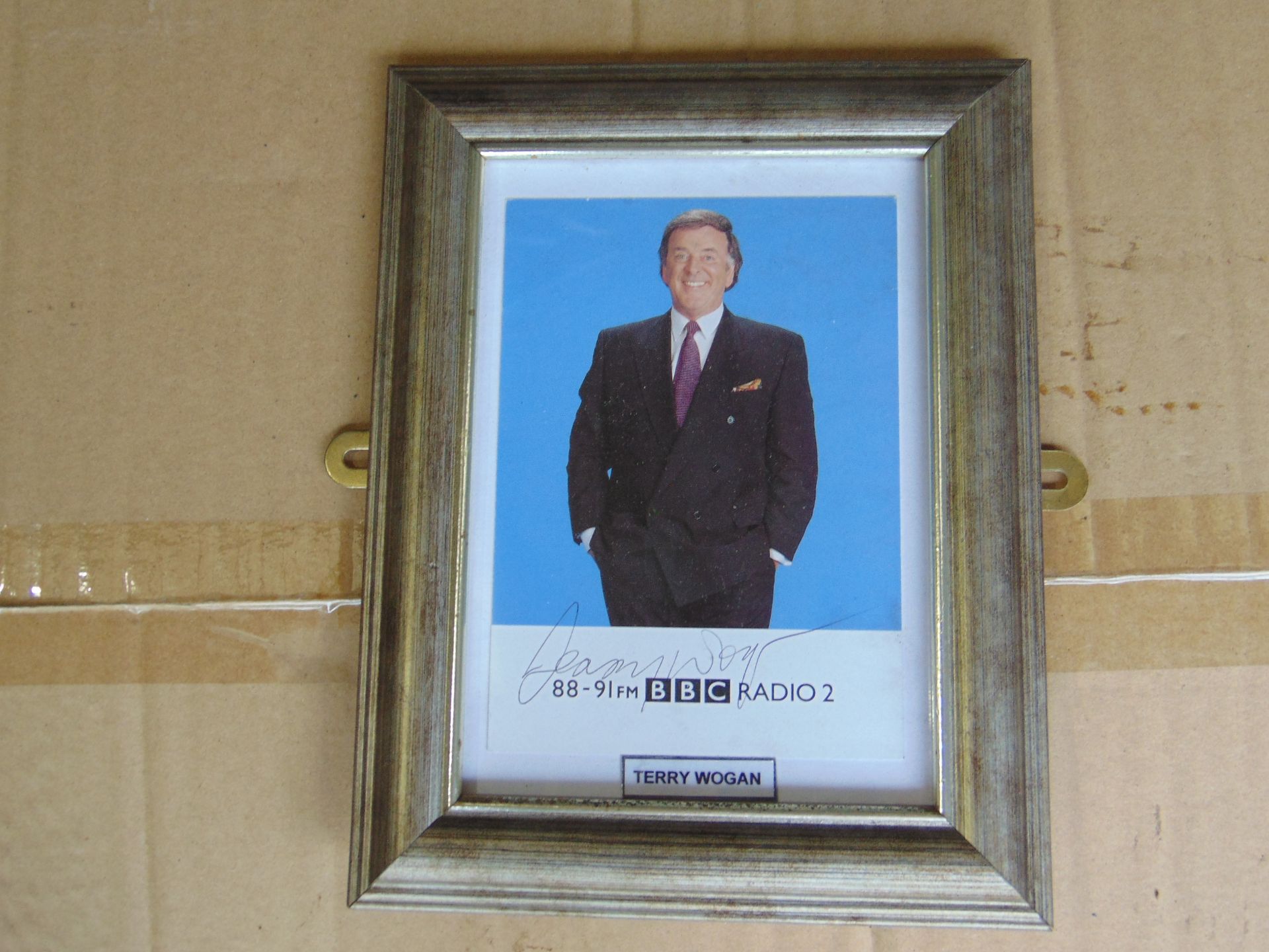 NICE SIGNED PICTURE OF TERRY WOGAN IN FRAME - Image 3 of 3
