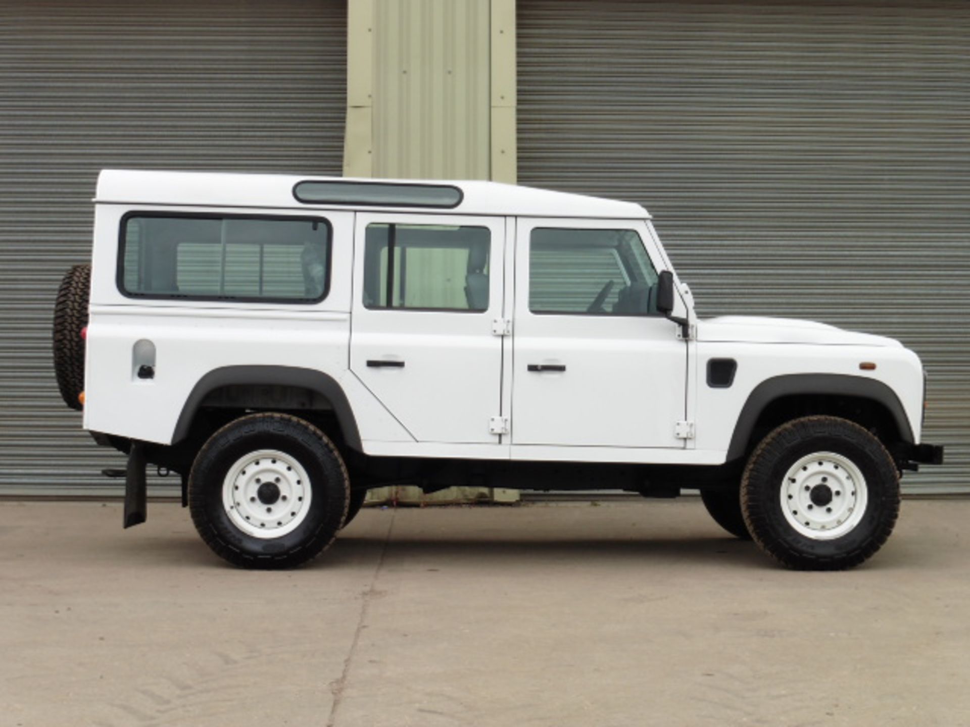 Delivery Mileage 2013 model year Land Rover Defender 110 5 door station wagon LHD - Image 5 of 20