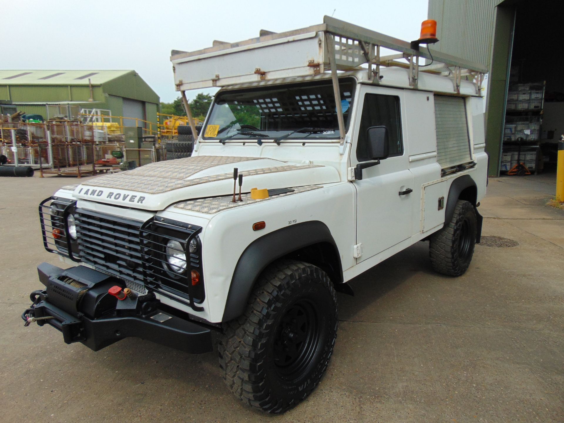 2013 Land Rover Defender 110 Puma hardtop 4x4 Utility vehicle (mobile workshop) with hydraulic winch - Image 4 of 44