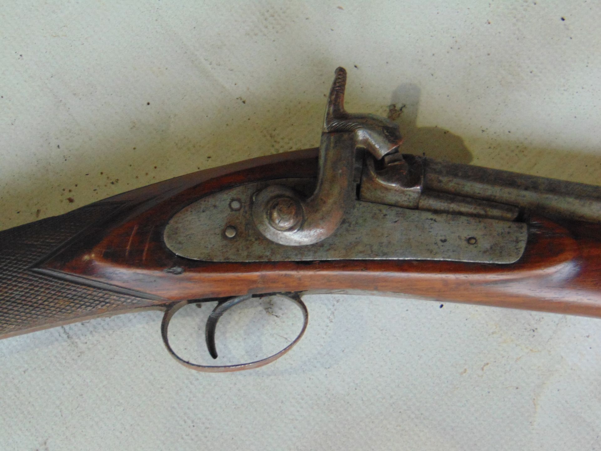 BRITISH FLINT LOCK CARBINE RIFLE WITH ORIGINAL MARKS, RODS, ETC - Image 4 of 9