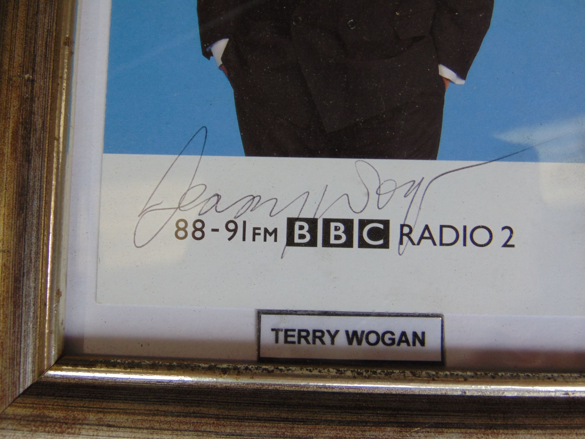 NICE SIGNED PICTURE OF TERRY WOGAN IN FRAME - Image 2 of 3