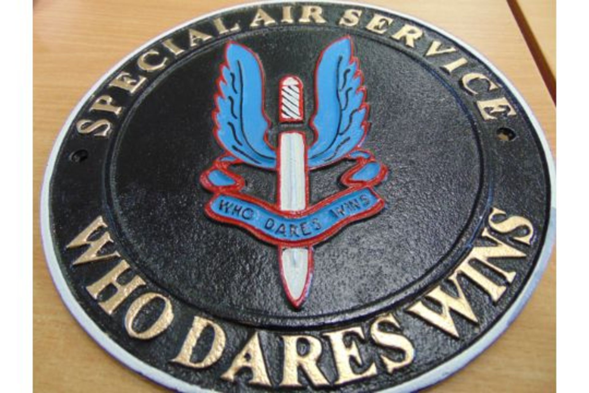 SAS WHO DARES WIN CAST IRON HAND PAINTED WALL PLAQUE 25CMS DIA - Image 2 of 2