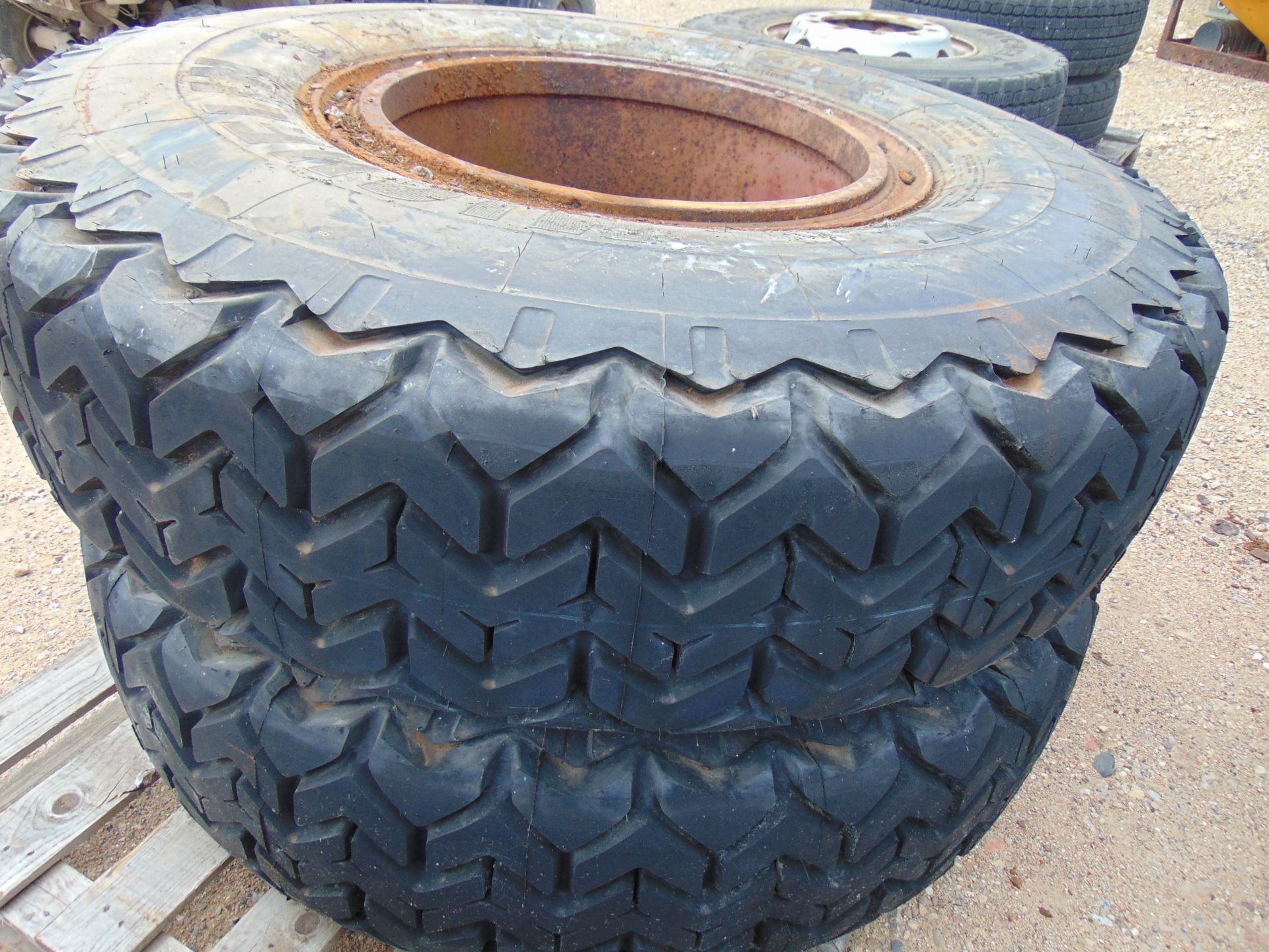 2 x Michelin X 1400 R 24 on Rims - Image 3 of 5