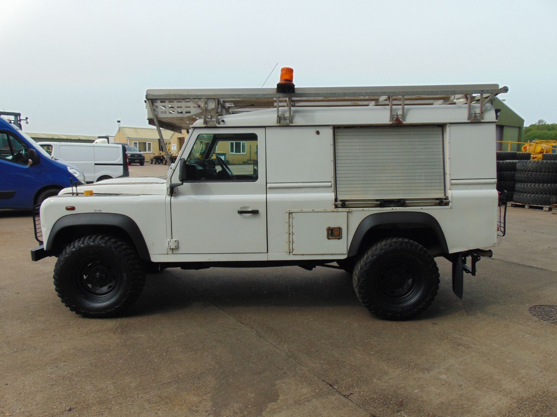 2013 Land Rover Defender 110 Puma hardtop 4x4 Utility vehicle (mobile workshop) with hydraulic winch - Image 6 of 44