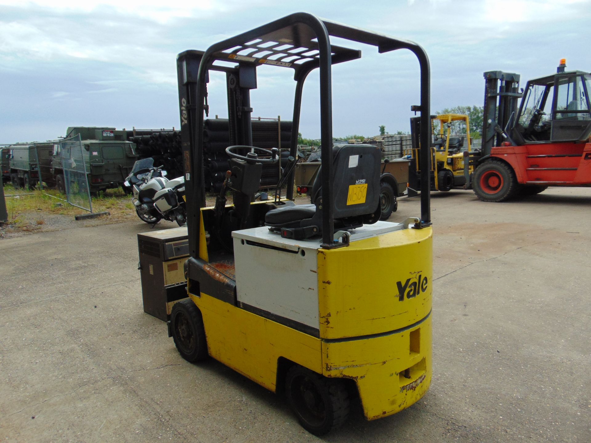 Yale ERC18 1.8 ton Electric Forklift c/w Battery Charger - Bild 6 aus 17