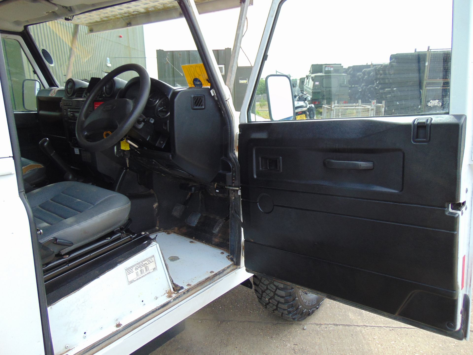 2013 Land Rover Defender 110 Puma hardtop 4x4 Utility vehicle (mobile workshop) with hydraulic winch - Image 28 of 44