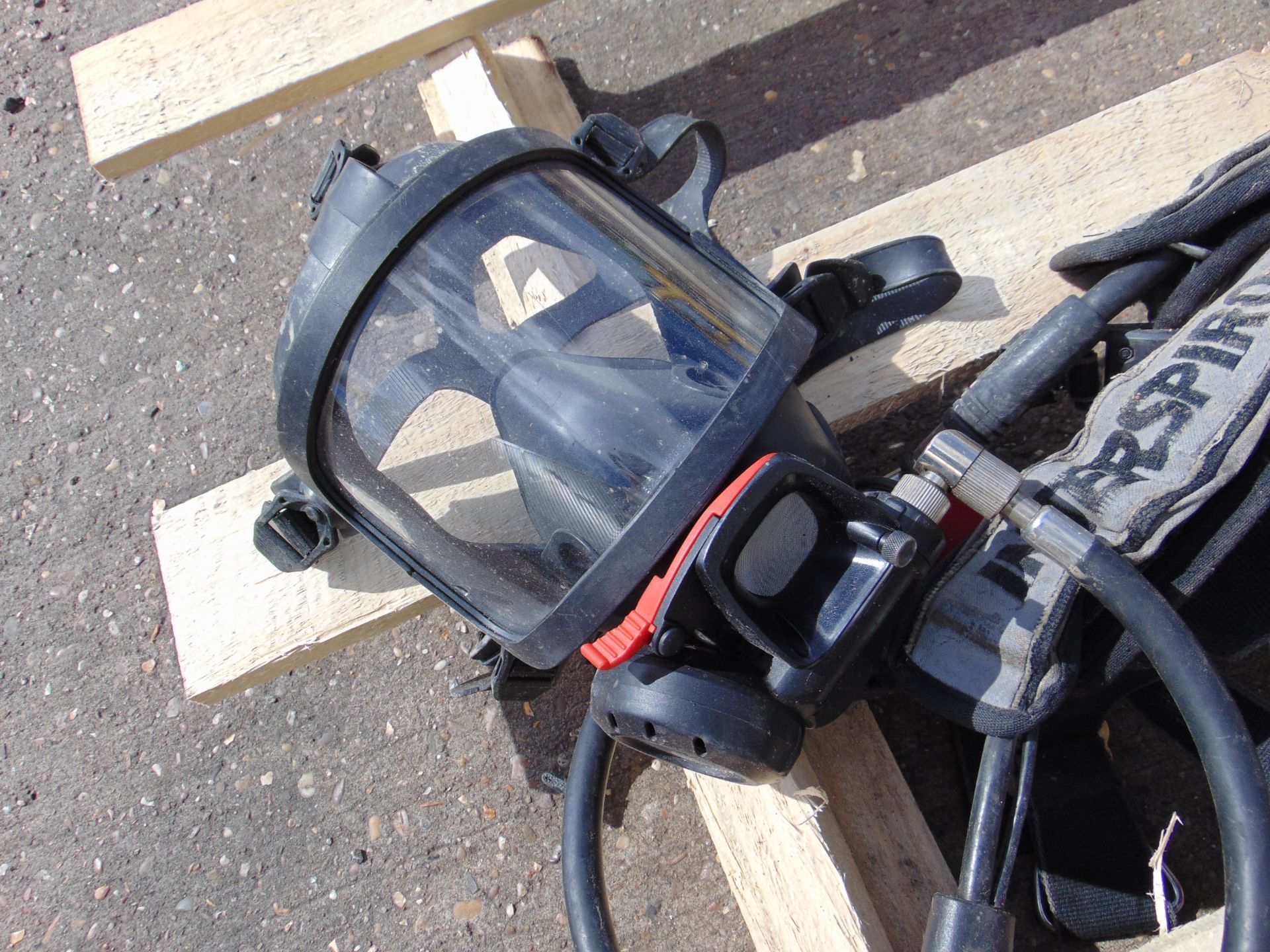 Interspiro Spiroguide II SCBA pack frame harness with Mask and 300 Bar Cylinder - Image 3 of 7