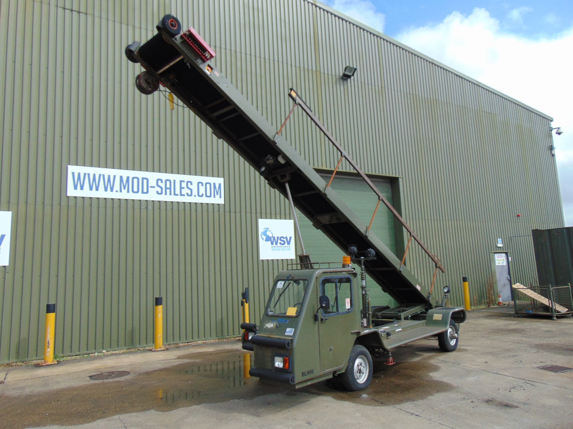 TC888 Self Propelled Aircraft Baggage Conveyor from RAF ONLY 1040 HOURS! - Image 2 of 19