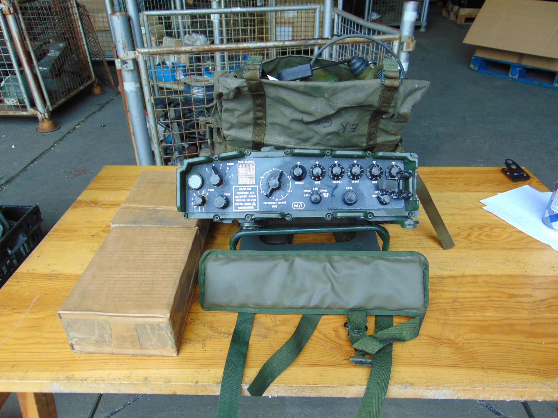 Refurbished UK/RT 320 HF Transmitter Receiver c/w kit and 2 spare batteries Unissued - Image 2 of 8