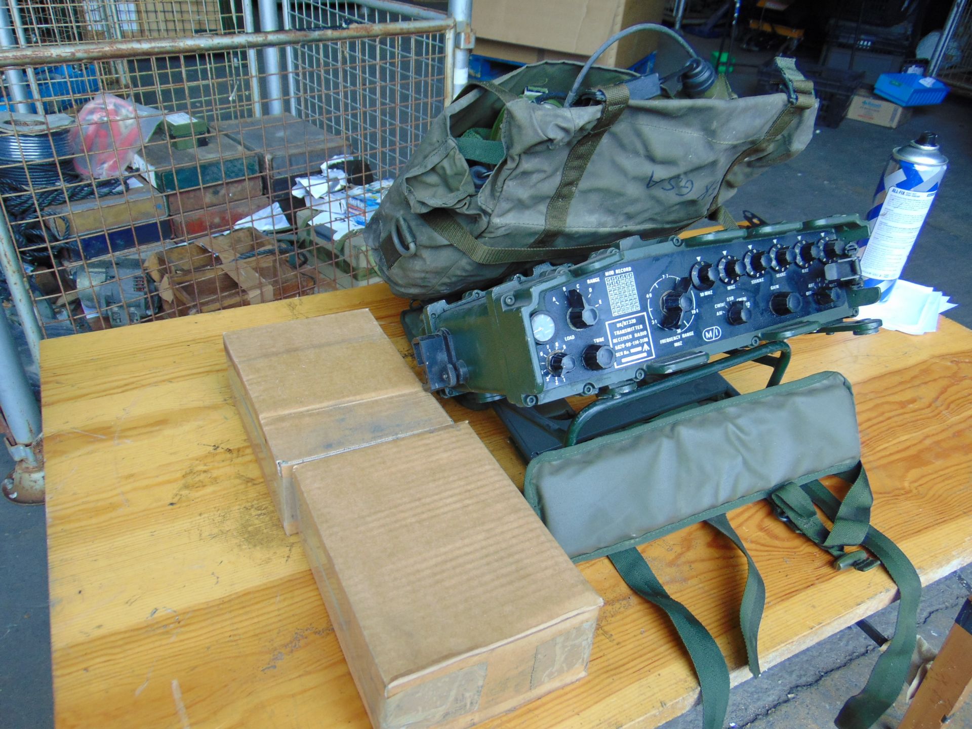 Refurbished UK/RT 320 HF Transmitter Receiver c/w kit and 2 spare batteries Unissued - Image 3 of 8