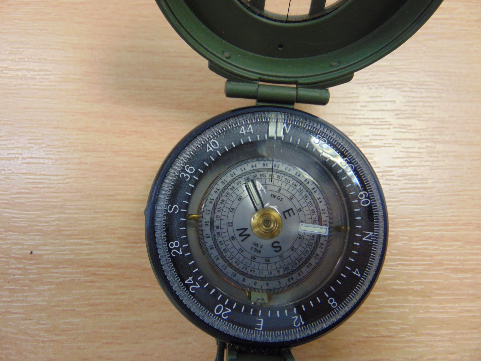 Francis Barker M88 British Army Prismatic Compass in Mils Nato Marks, Unissued Condition - Bild 2 aus 4