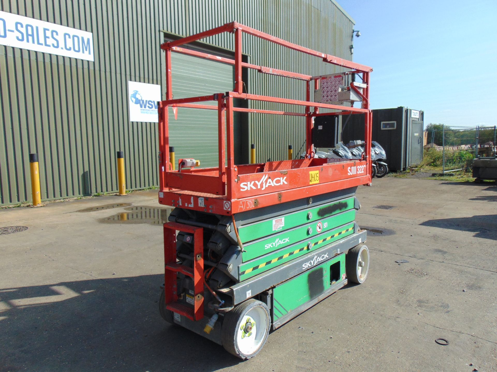 Skyjack SJIII 3226 Electric Scissor Lift Access Platform ONLY 195 Hours! - Image 2 of 17