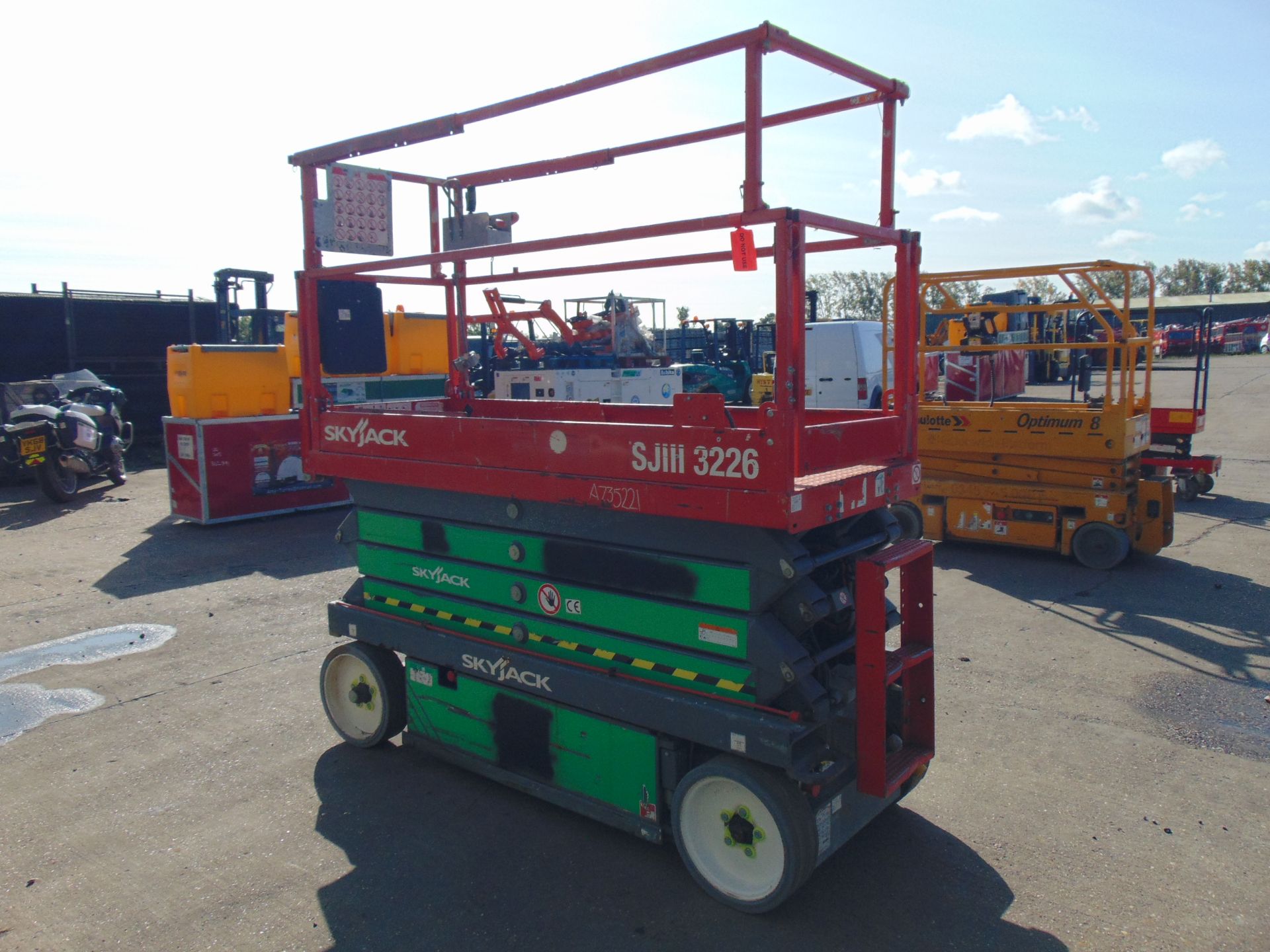 Skyjack SJIII 3226 Electric Scissor Lift Access Platform ONLY 195 Hours! - Image 4 of 17