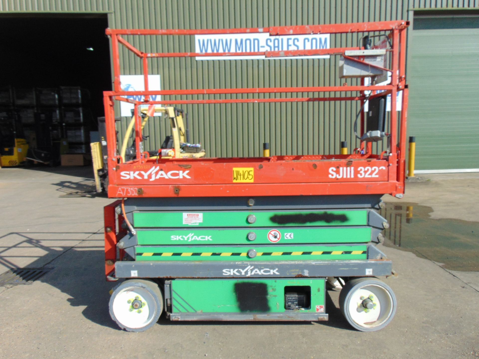 Skyjack SJIII 3226 Electric Scissor Lift Access Platform ONLY 195 Hours!