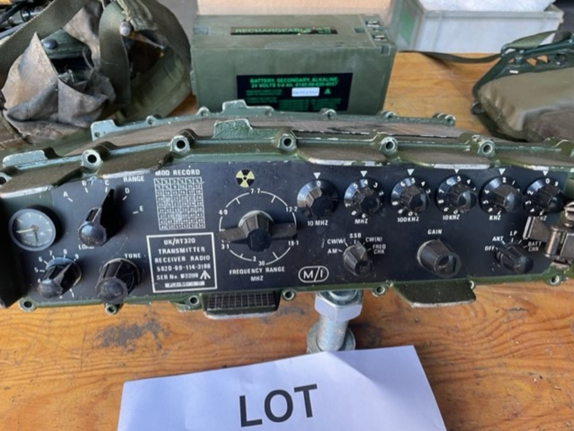 CLANSMAN UK RT 320 HF TRANSMITTER RECEIVER WITH 2 SPARE BATTERIES KIT AND FRAME - Image 4 of 6