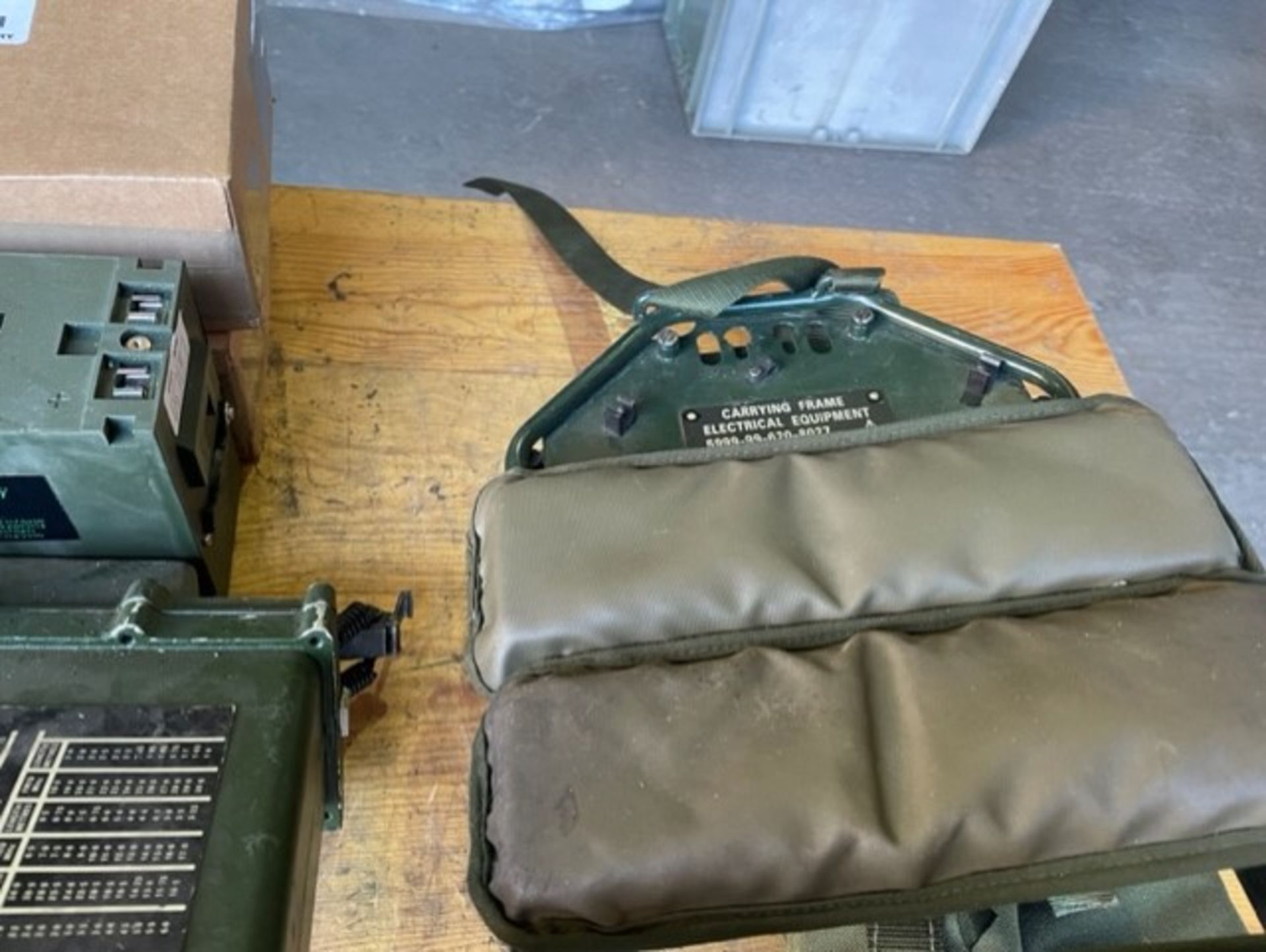 CLANSMAN UK RT 320 HF TRANSMITTER RECEIVER WITH 2 SPARE BATTERIES KIT AND FRAME - Image 3 of 6