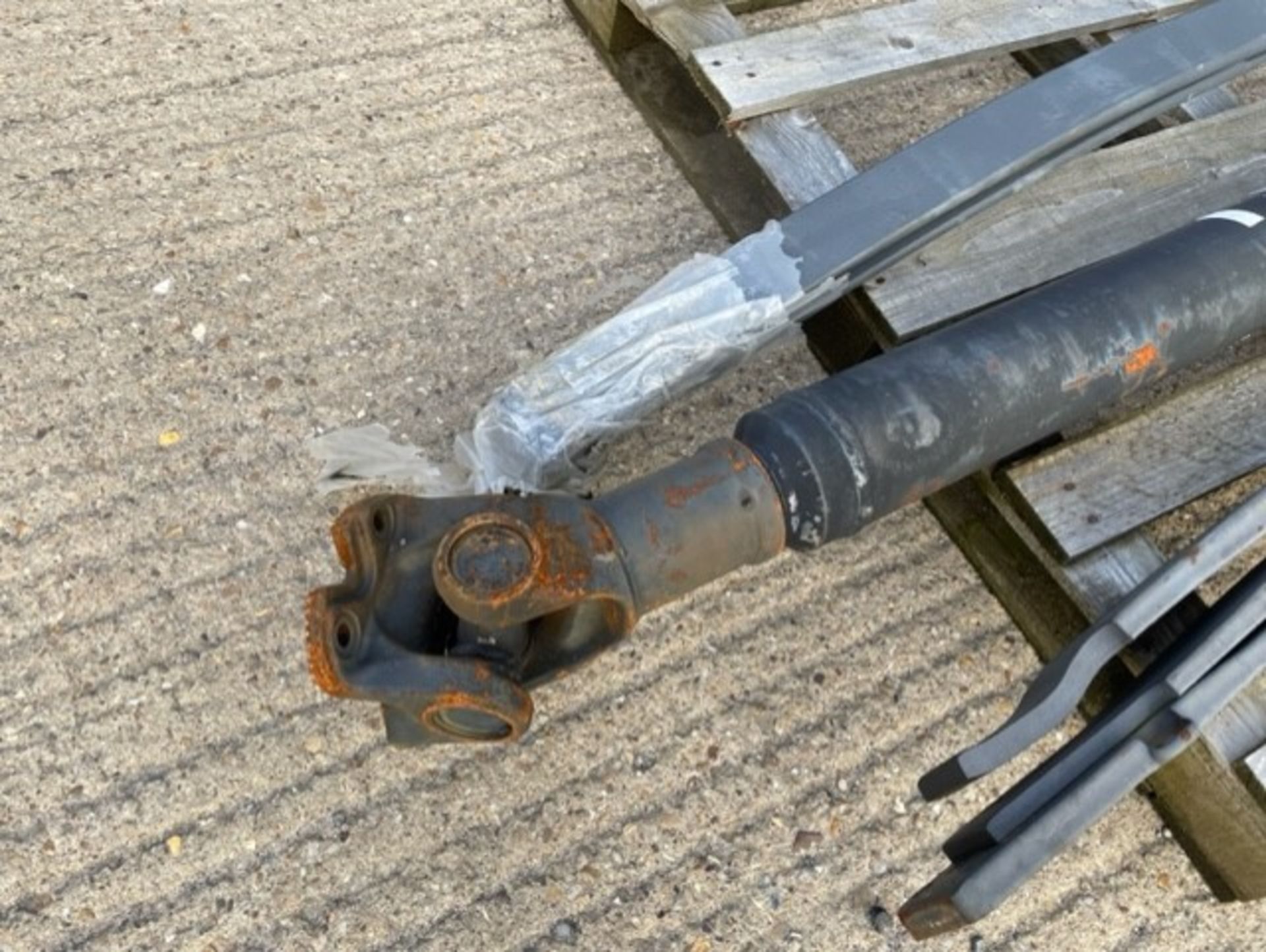 LEYLAND DAF 8X6 DROPS PROP SHAFT AND SPRINGS - Image 2 of 4