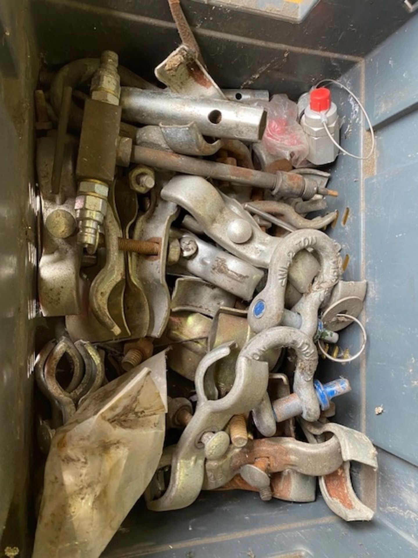 Box of D Shackles Clamps Tools etc - Image 2 of 4