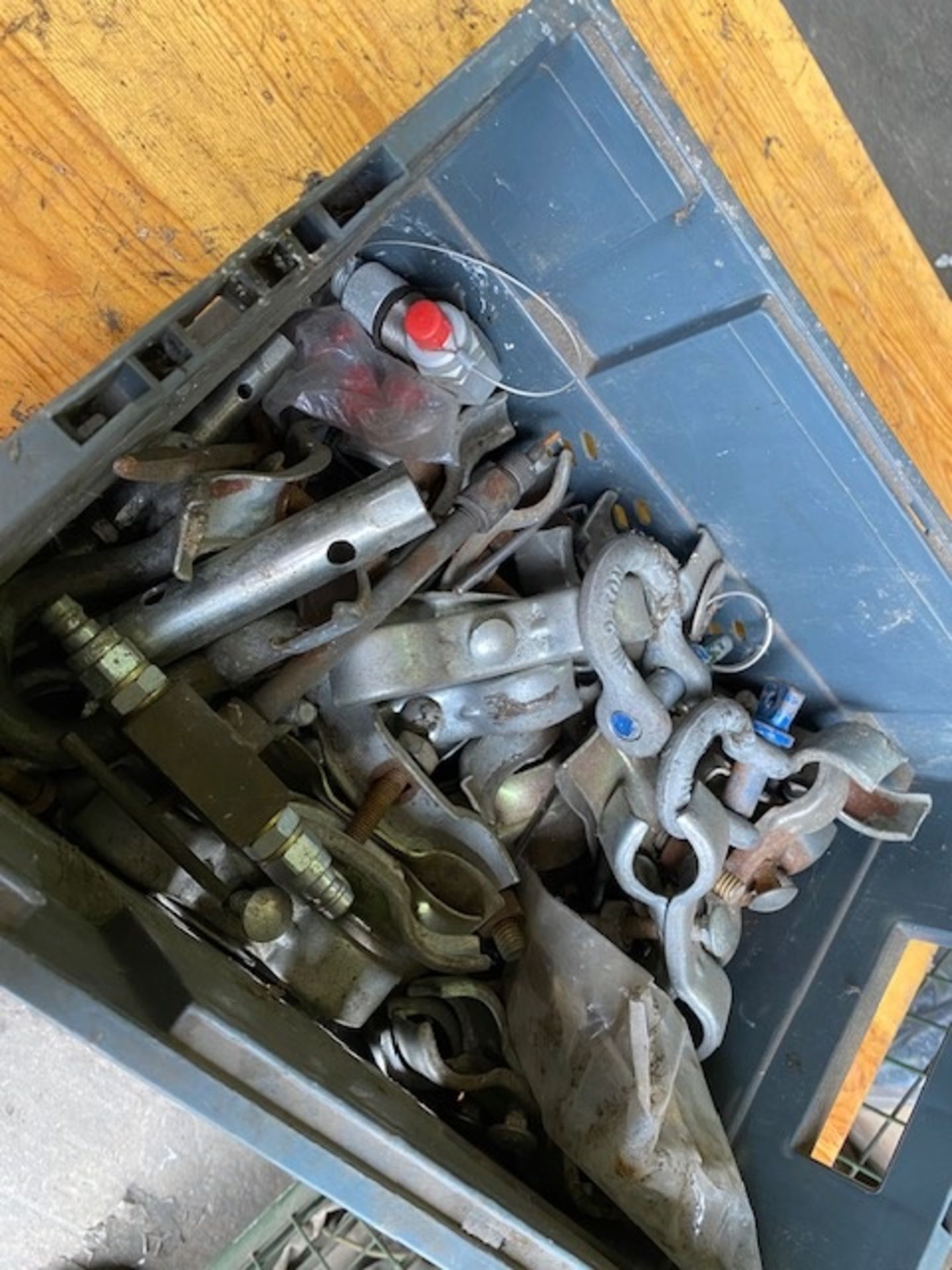 Box of D Shackles Clamps Tools etc - Image 4 of 4