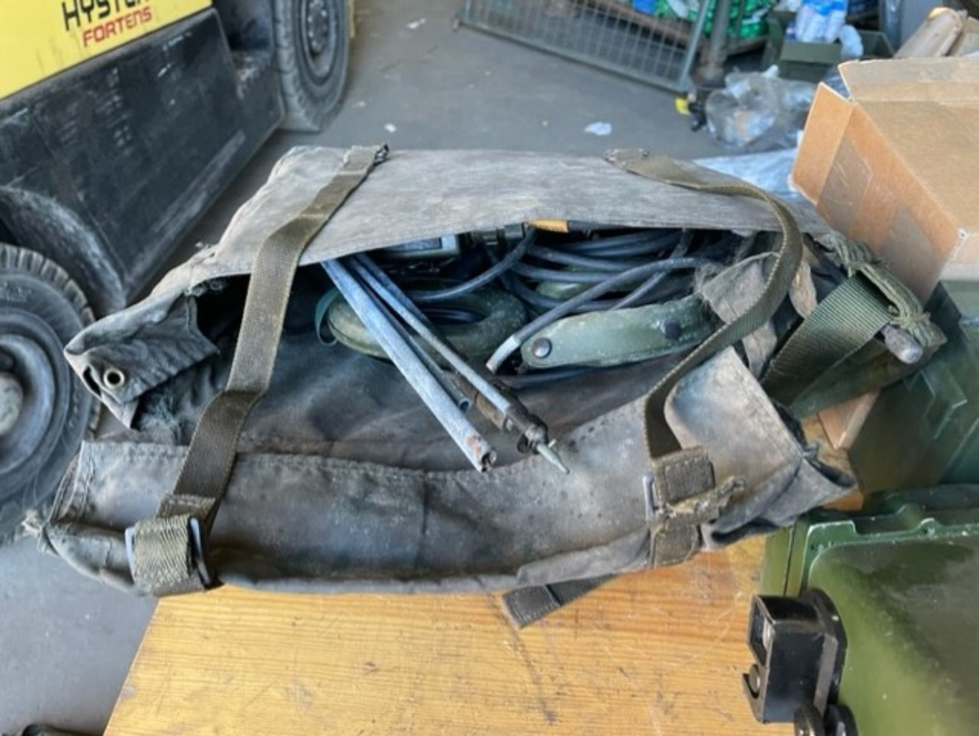 CLANSMAN UK RT 320 HF TRANSMITTER RECEIVER WITH 2 SPARE BATTERIES KIT AND FRAME - Image 6 of 6