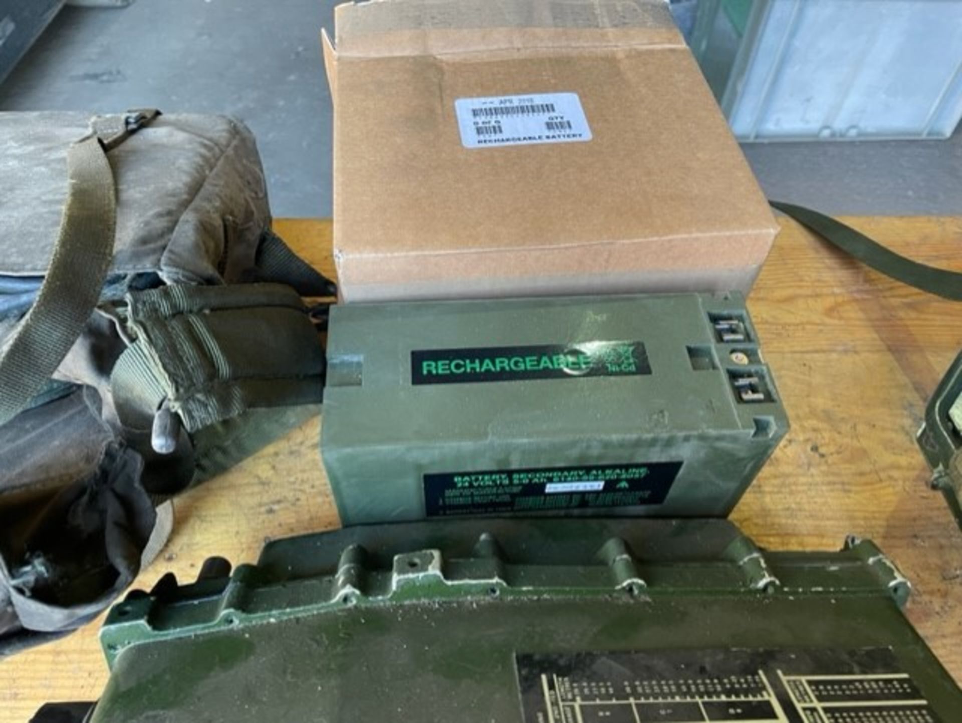 CLANSMAN UK RT 320 HF TRANSMITTER RECEIVER WITH 2 SPARE BATTERIES KIT AND FRAME - Image 2 of 6