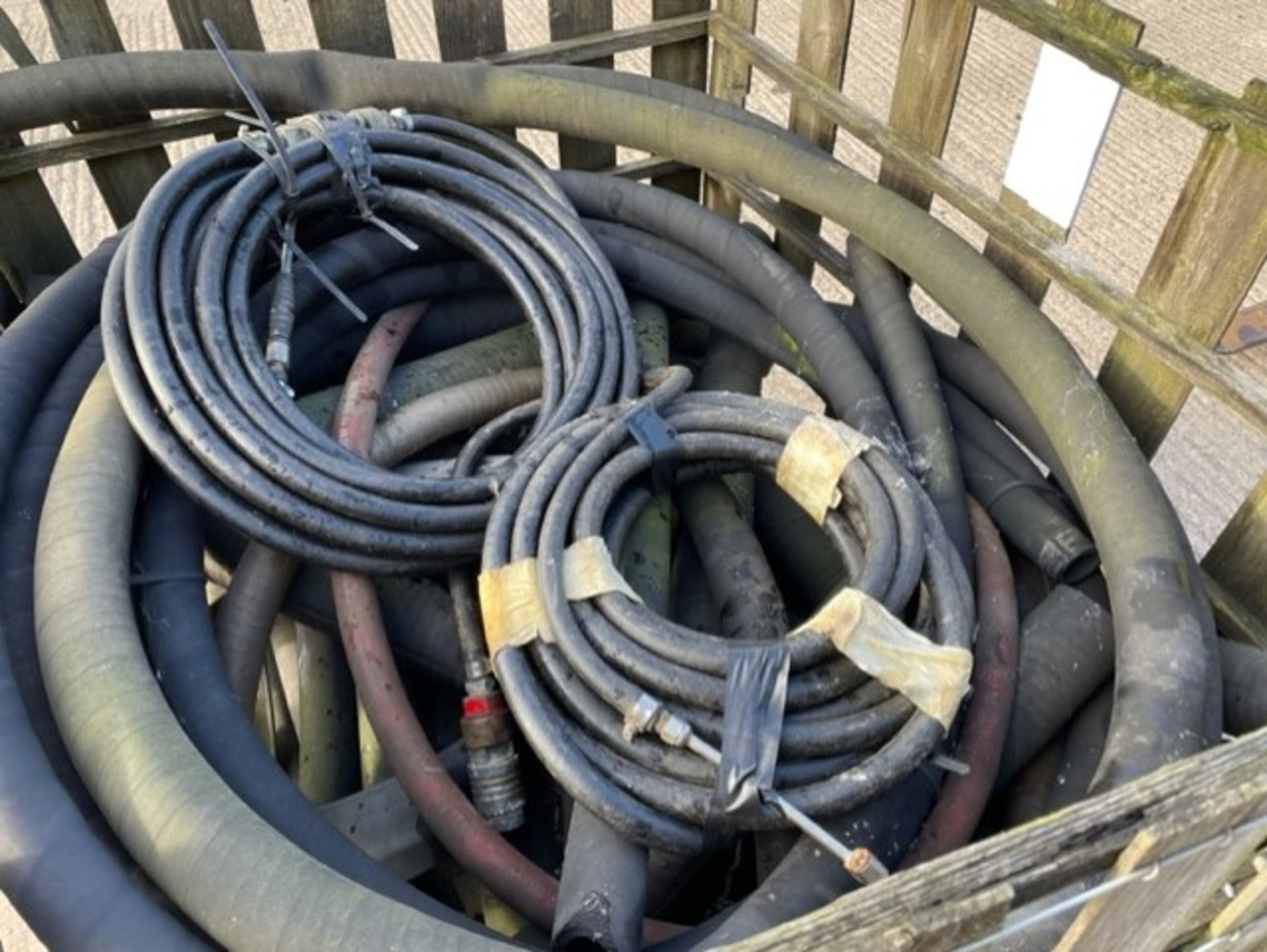 1X STILLAGE OF DELIVERY HOSES AND AIR LINES TYRE INFLATORS - Image 2 of 2