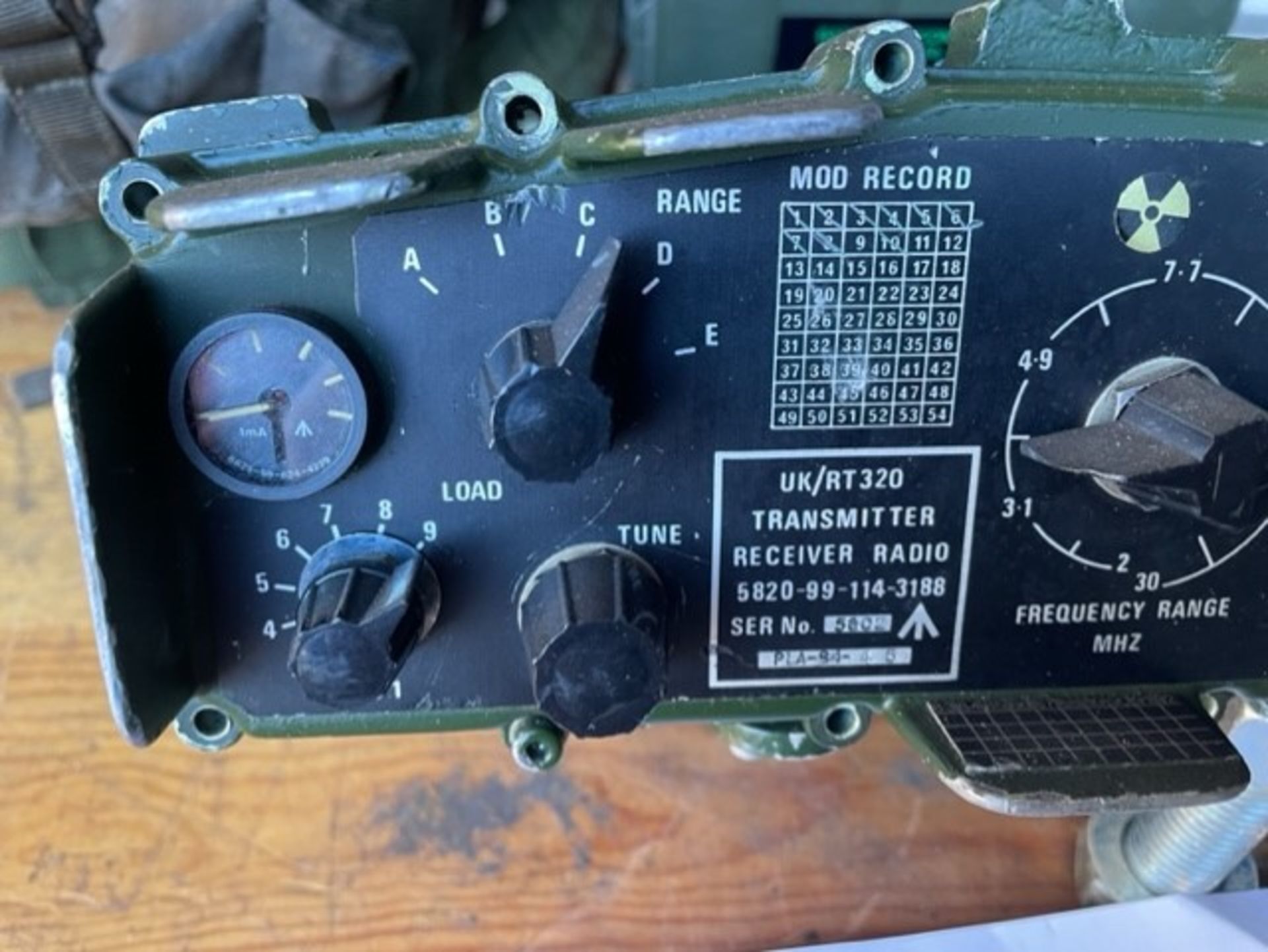 CLANSMAN UK RT 320 HF TRANSMITTER RECEIVER WITH 2 SPARE BATTERIES KIT AND FRAME - Image 5 of 6