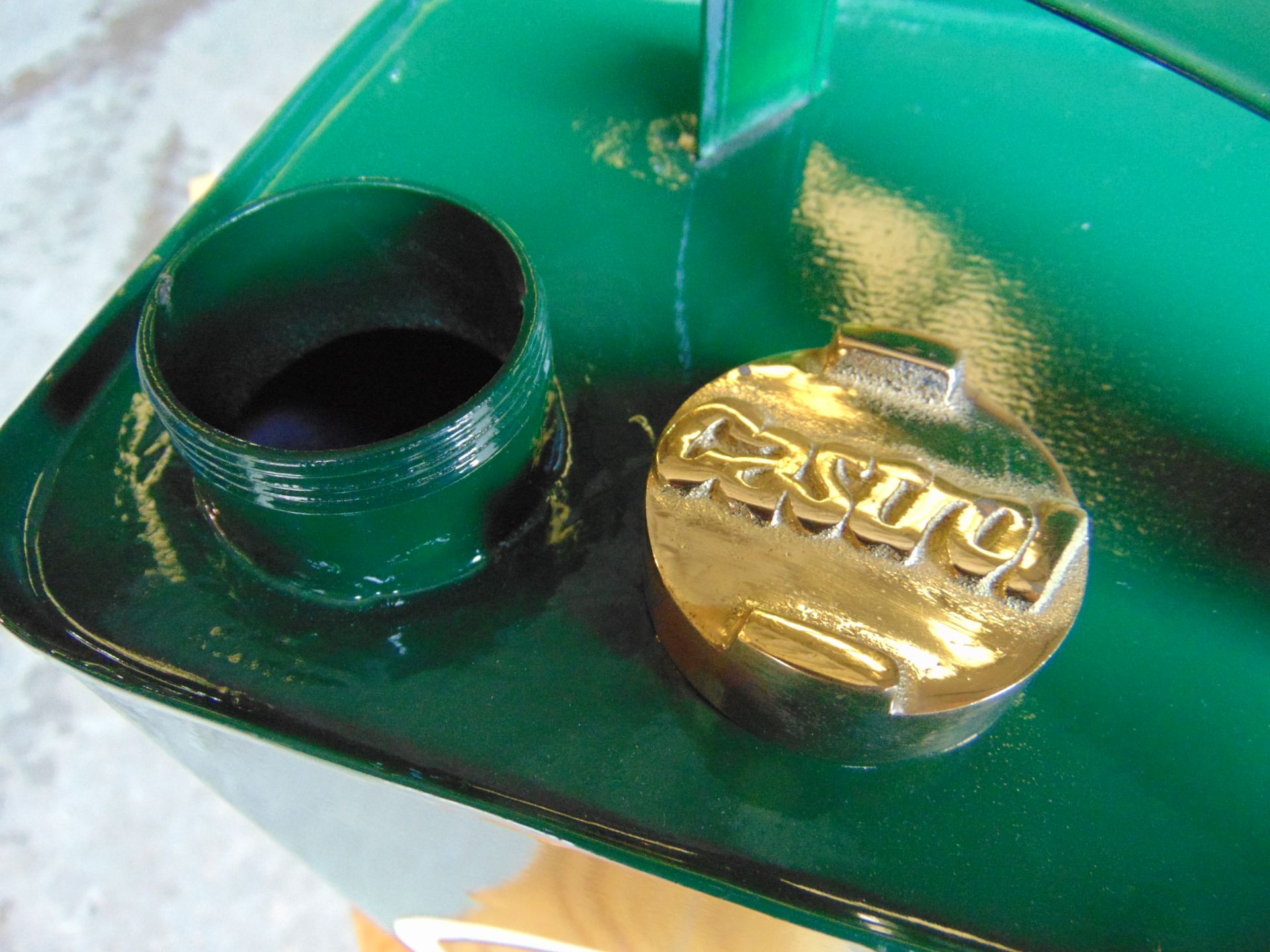 Hand-Painted Rectangular Castrol Green Oil Can W/ Brass Screw Cap - Bild 9 aus 10
