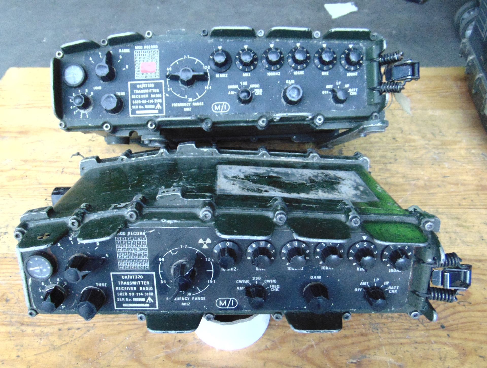 2 x Clansman UK RT 320 HF Transmitter Receivers - Image 2 of 3