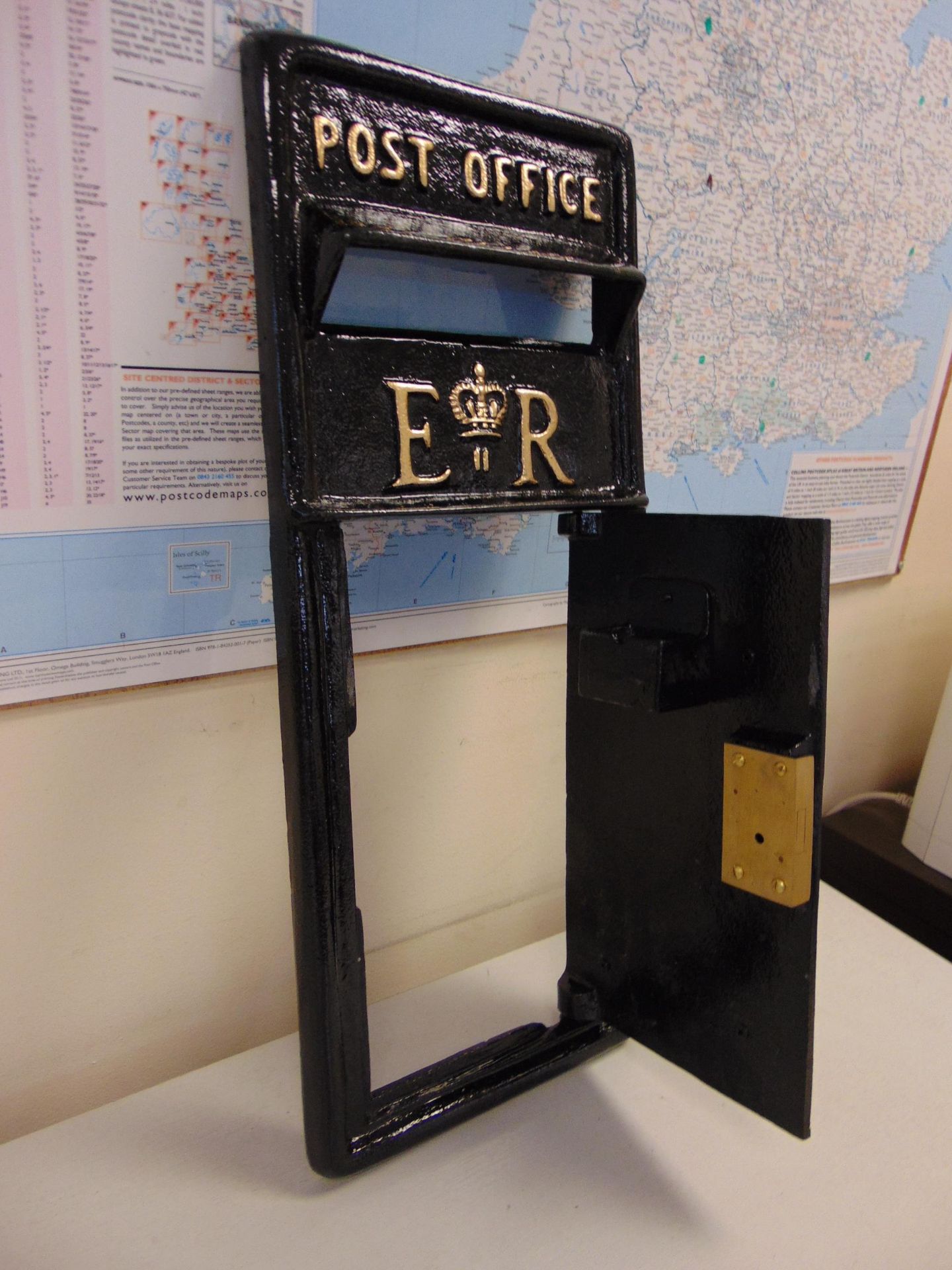 Black ER Cast Iron Wall Mounted Post Box C/W Keys - Image 5 of 11