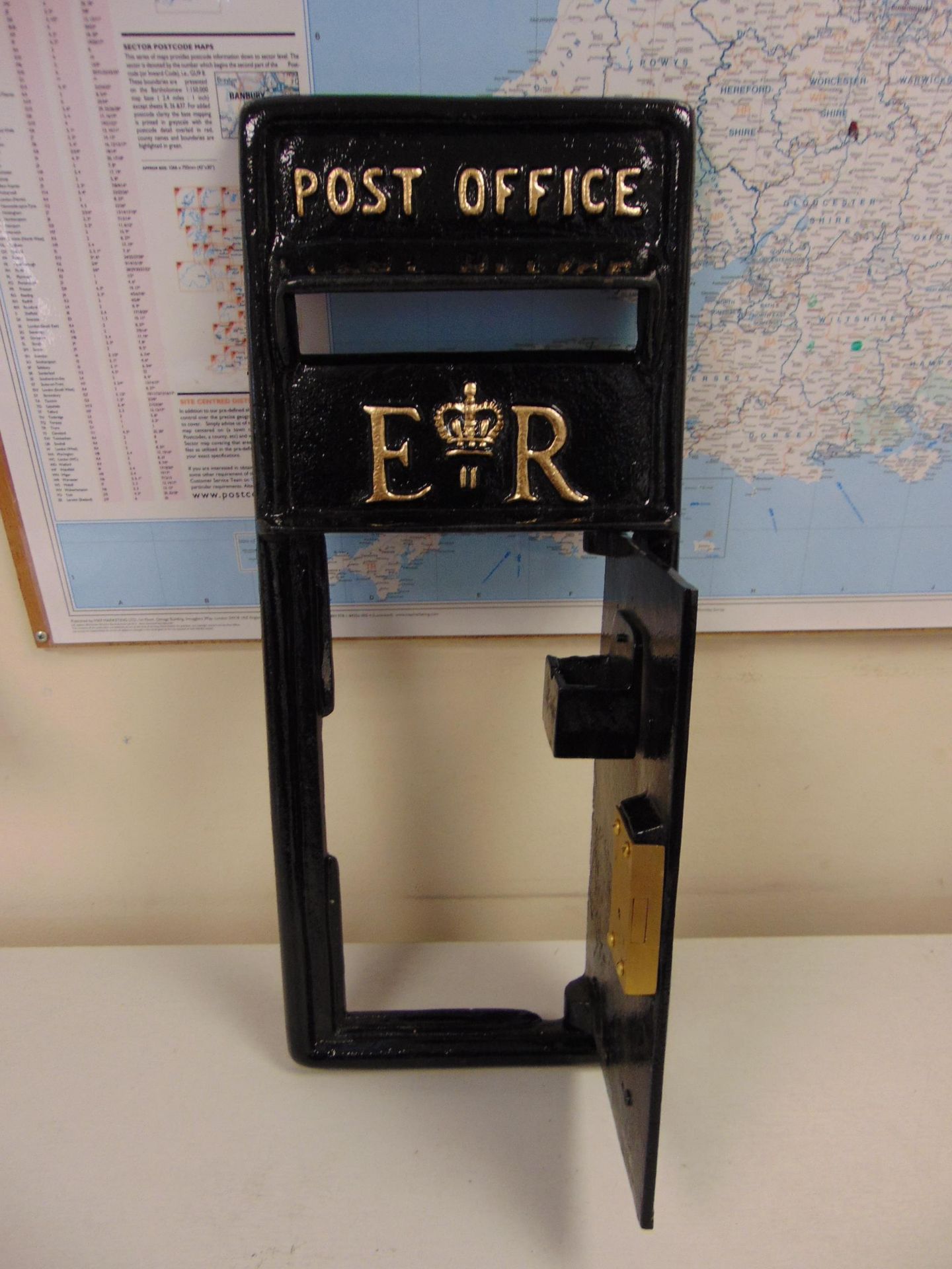 Black ER Cast Iron Wall Mounted Post Box C/W Keys - Image 4 of 11