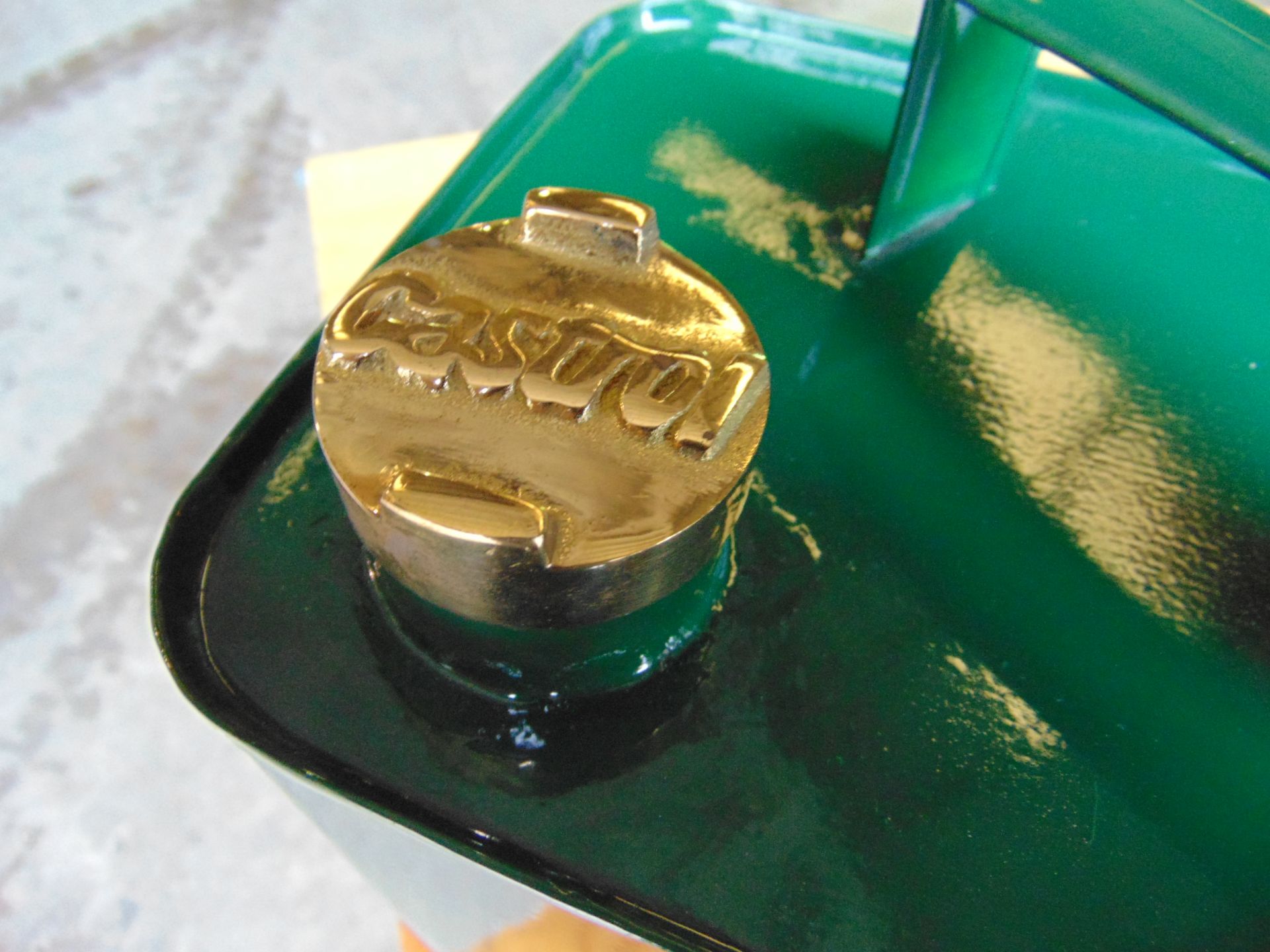 Hand-Painted Rectangular Castrol Green Oil Can W/ Brass Screw Cap - Bild 8 aus 10