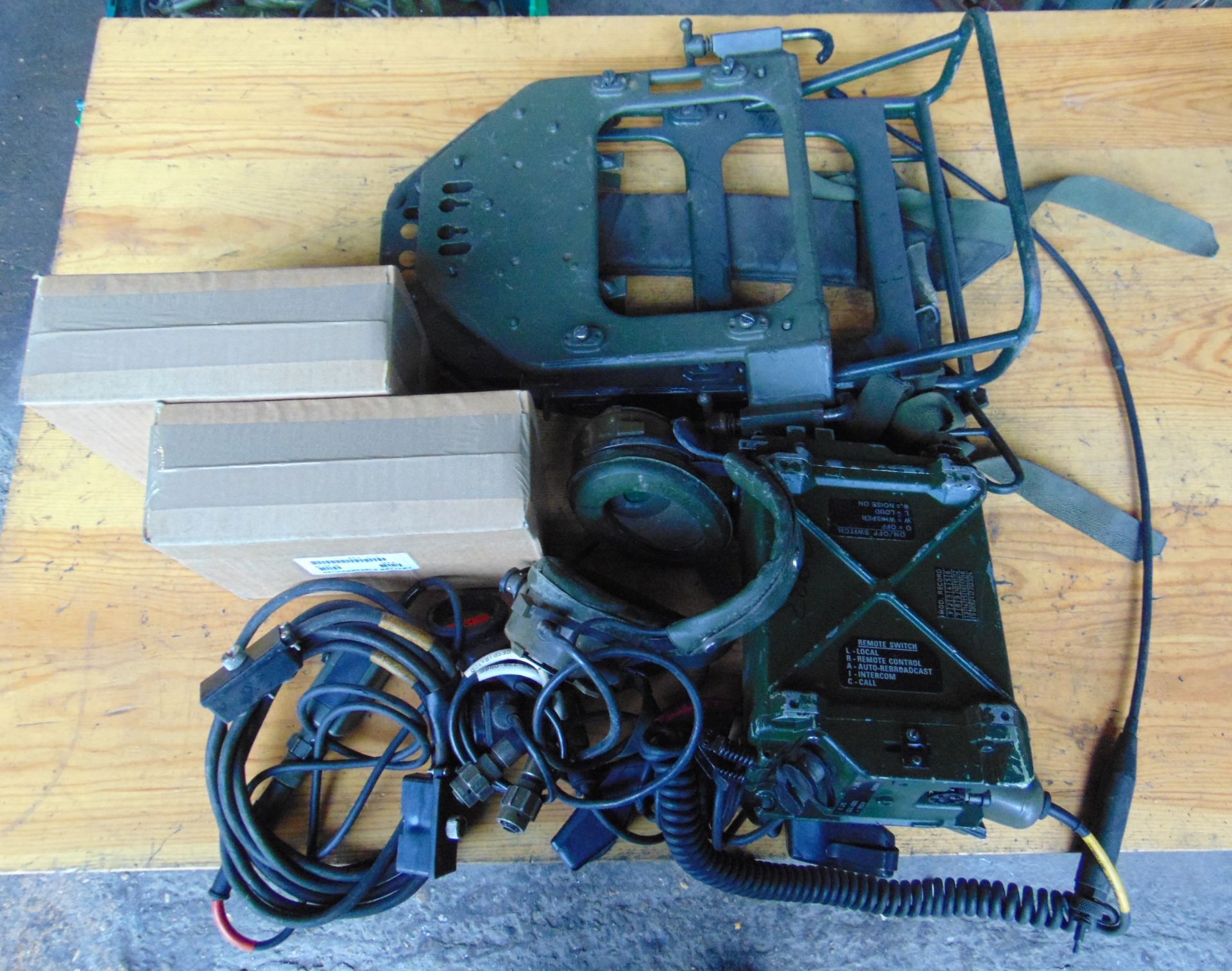 Clansman UKRT 351 Transmitter receiver C/W 2 New Batteries & Kit as shown - Image 2 of 7