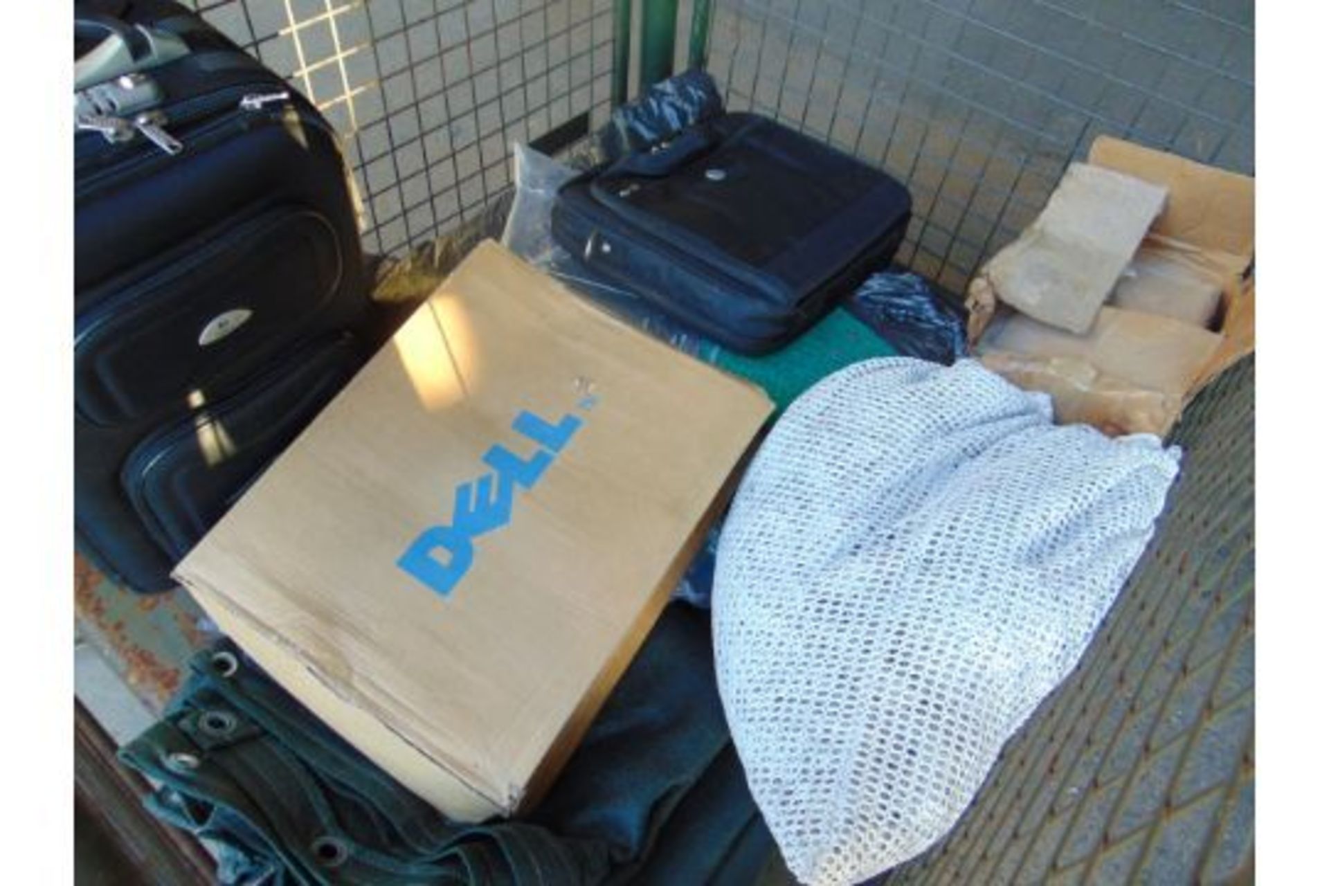 1 x Stillage New Unused DELL Laptop Bags, Canvas Sheets, Carry on Bag etc - Image 4 of 6