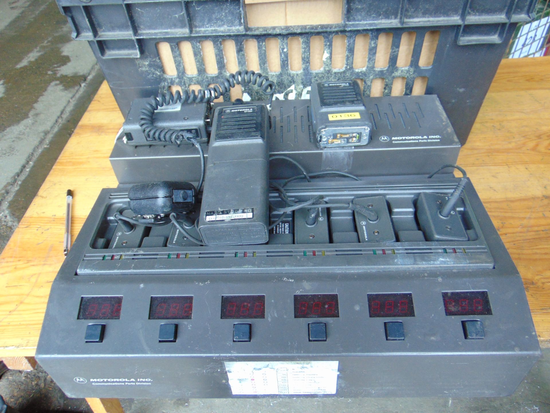 20 x Motorola MT1000 Transmitter Receivers & Charger Bank Ect - Image 3 of 4