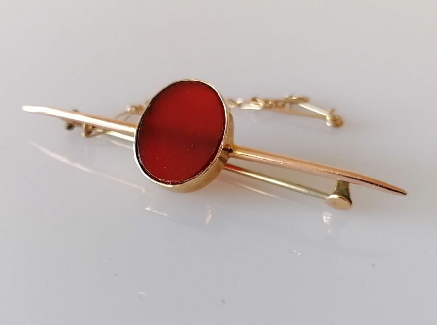 Four 9ct gold tie pins, two with pearl decoration, one with a carnelian, stamped and hallmarked - Image 4 of 5