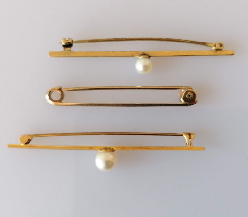 Four 9ct gold tie pins, two with pearl decoration, one with a carnelian, stamped and hallmarked - Image 2 of 5