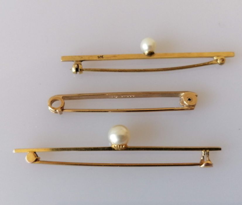 Four 9ct gold tie pins, two with pearl decoration, one with a carnelian, stamped and hallmarked - Image 3 of 5
